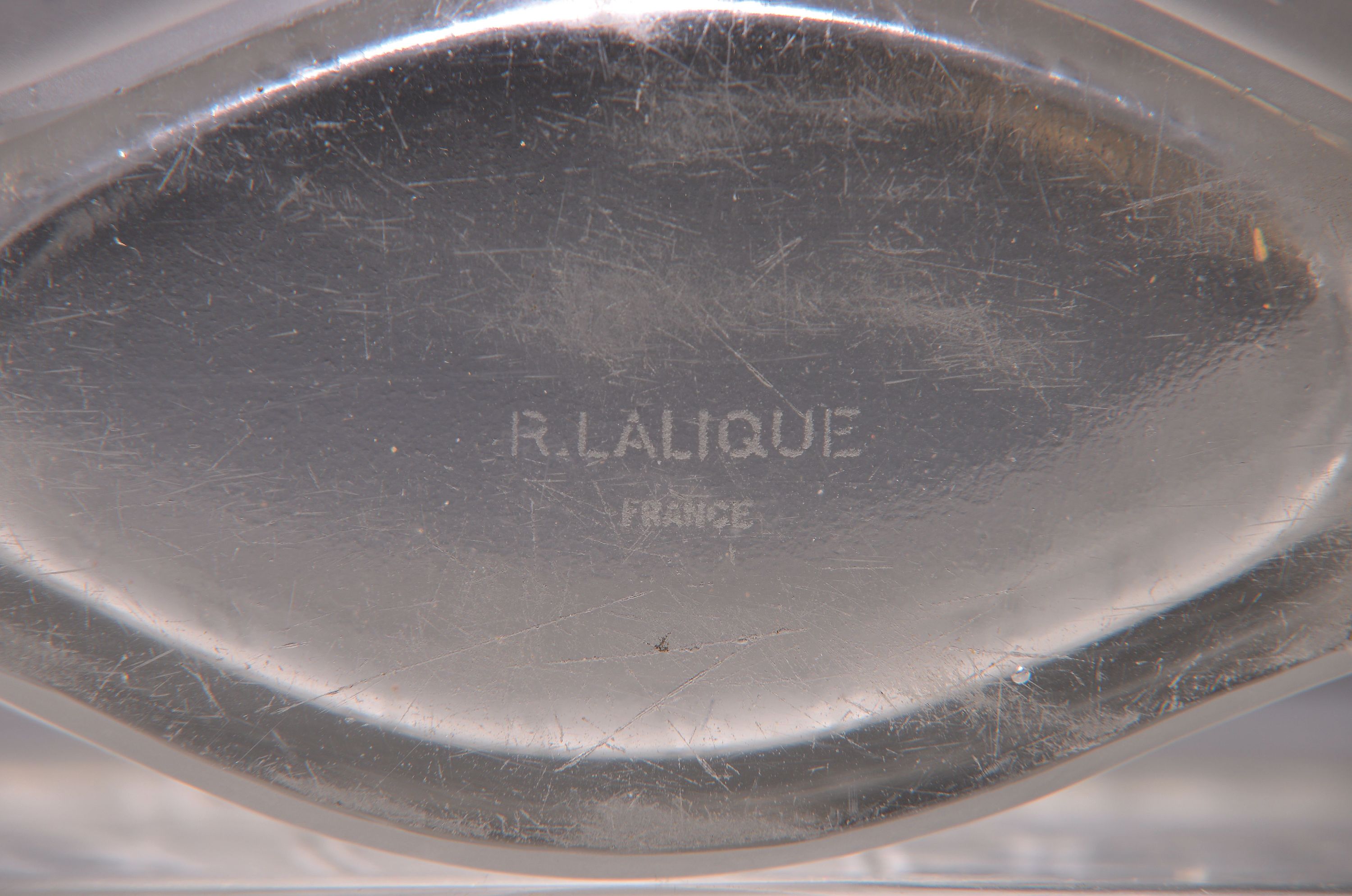 Detail a: Große Jaffa-Vase, Lalique, Entwurf 1937, Kristallglas, mattiert und poliert, Ausformung vor 1951, Signatur geätzt: Druckbuchstaben R.LALIQUE ...