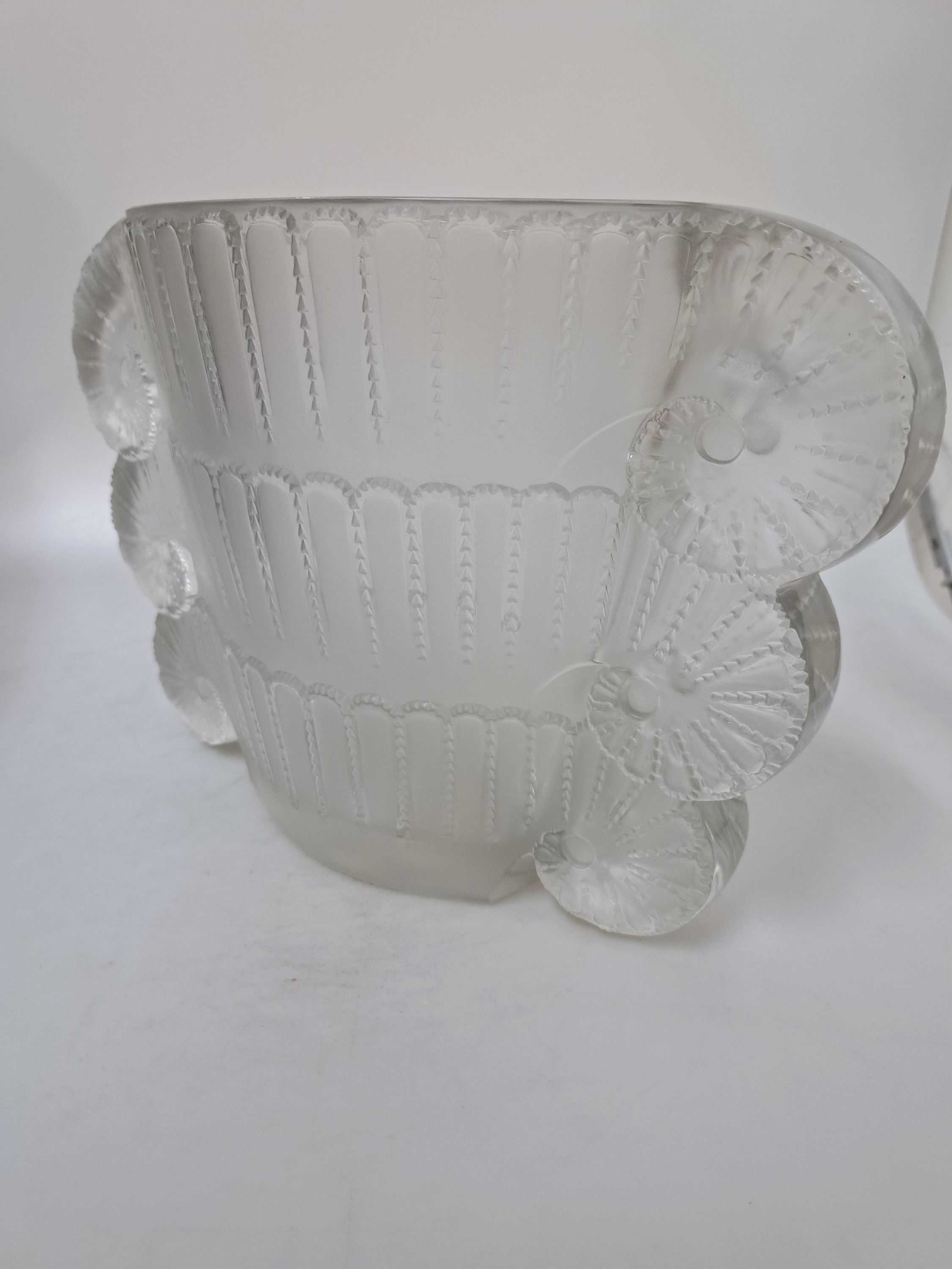 Detail b: Große Jaffa-Vase, Lalique, Entwurf 1937, Kristallglas, mattiert und poliert, Ausformung vor 1951, Signatur geätzt: Druckbuchstaben R.LALIQUE ...