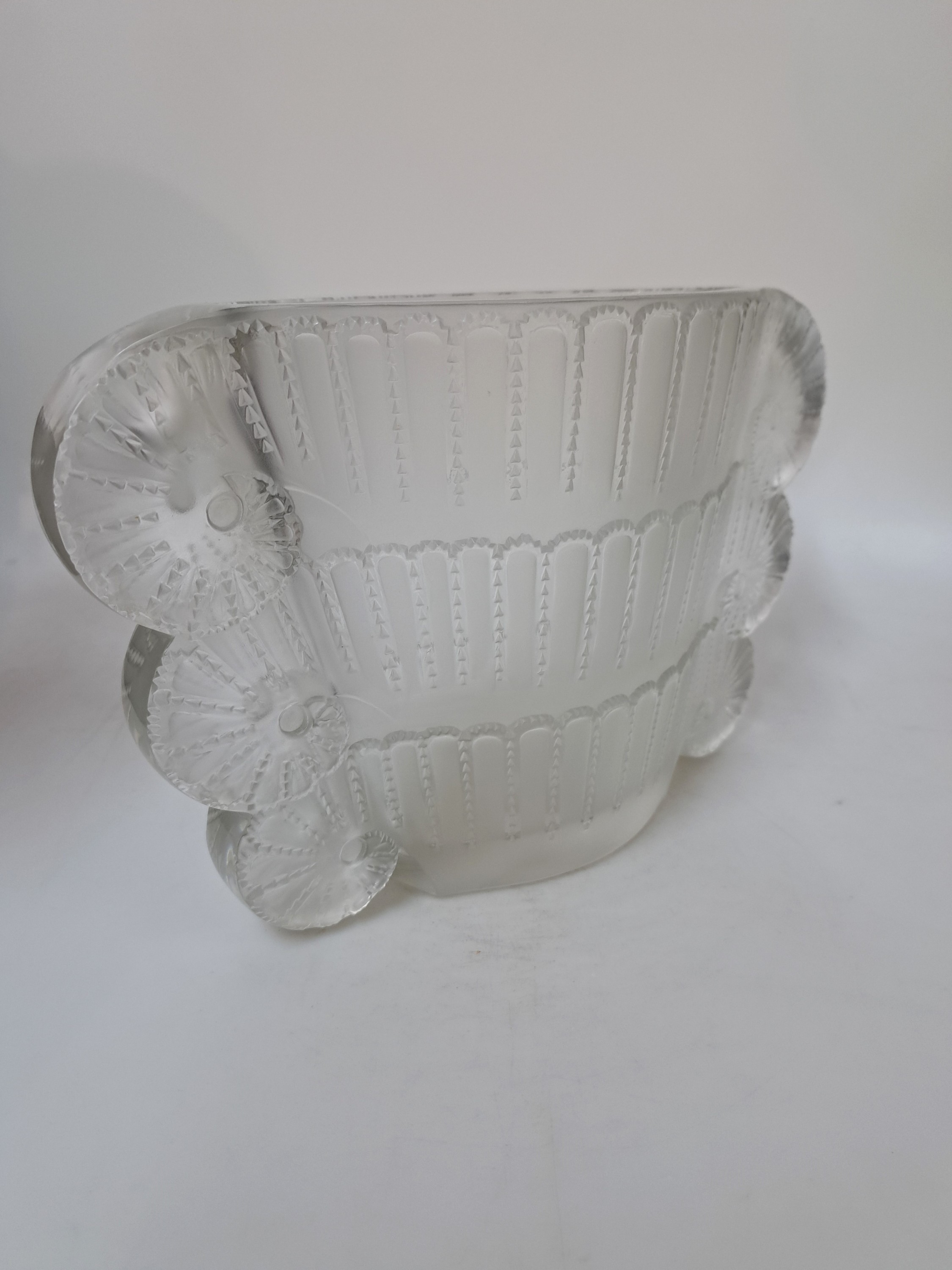 Detail c: Große Jaffa-Vase, Lalique, Entwurf 1937, Kristallglas, mattiert und poliert, Ausformung vor 1951, Signatur geätzt: Druckbuchstaben R.LALIQUE ...