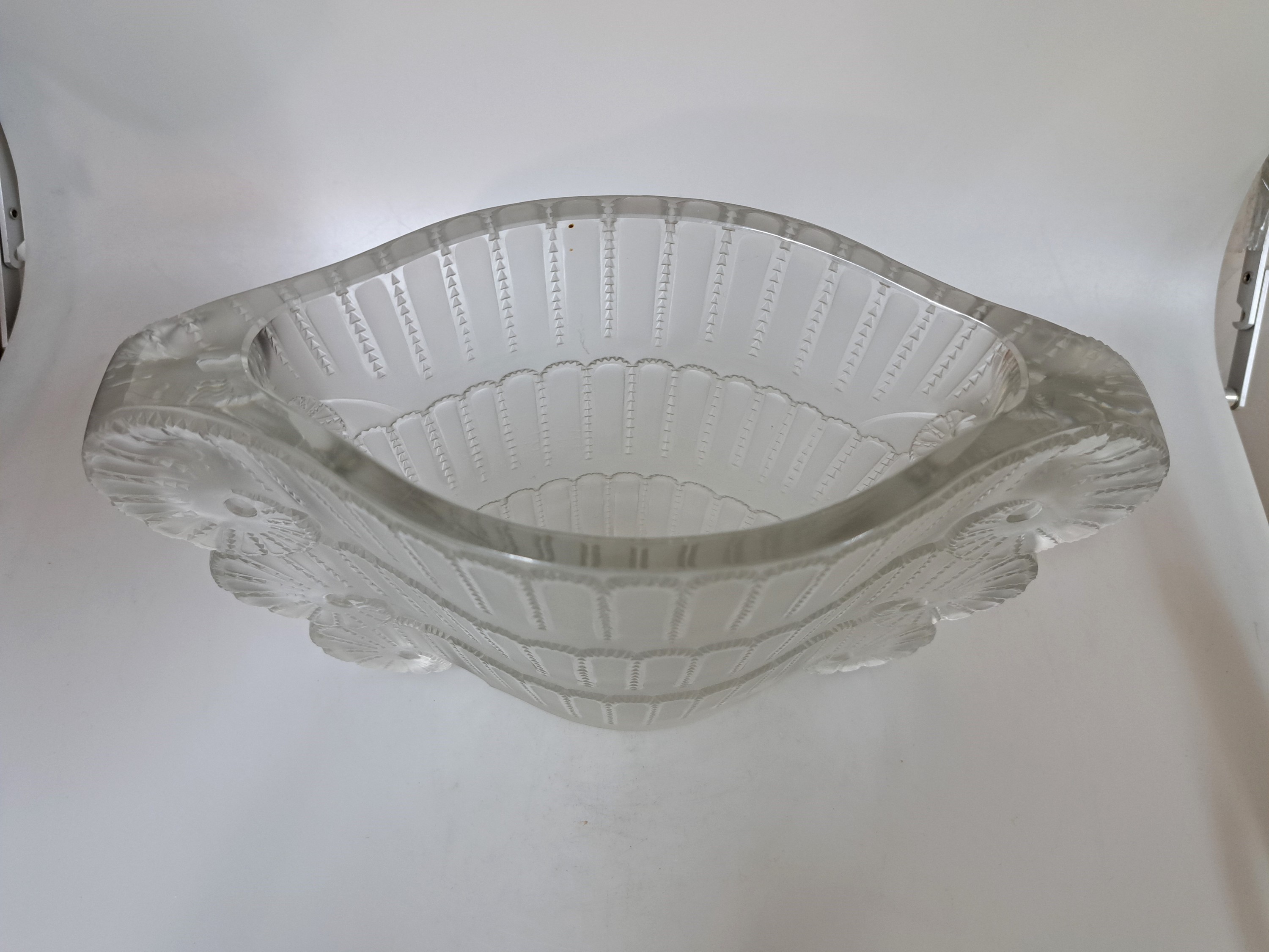 Detail d: Große Jaffa-Vase, Lalique, Entwurf 1937, Kristallglas, mattiert und poliert, Ausformung vor 1951, Signatur geätzt: Druckbuchstaben R.LALIQUE ...
