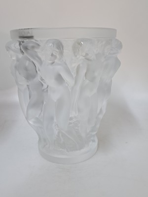 26932970a - Große Vase, Lalique France, 2. Hälfte 20. Jh., Bacchantes, Kristallglas, ...