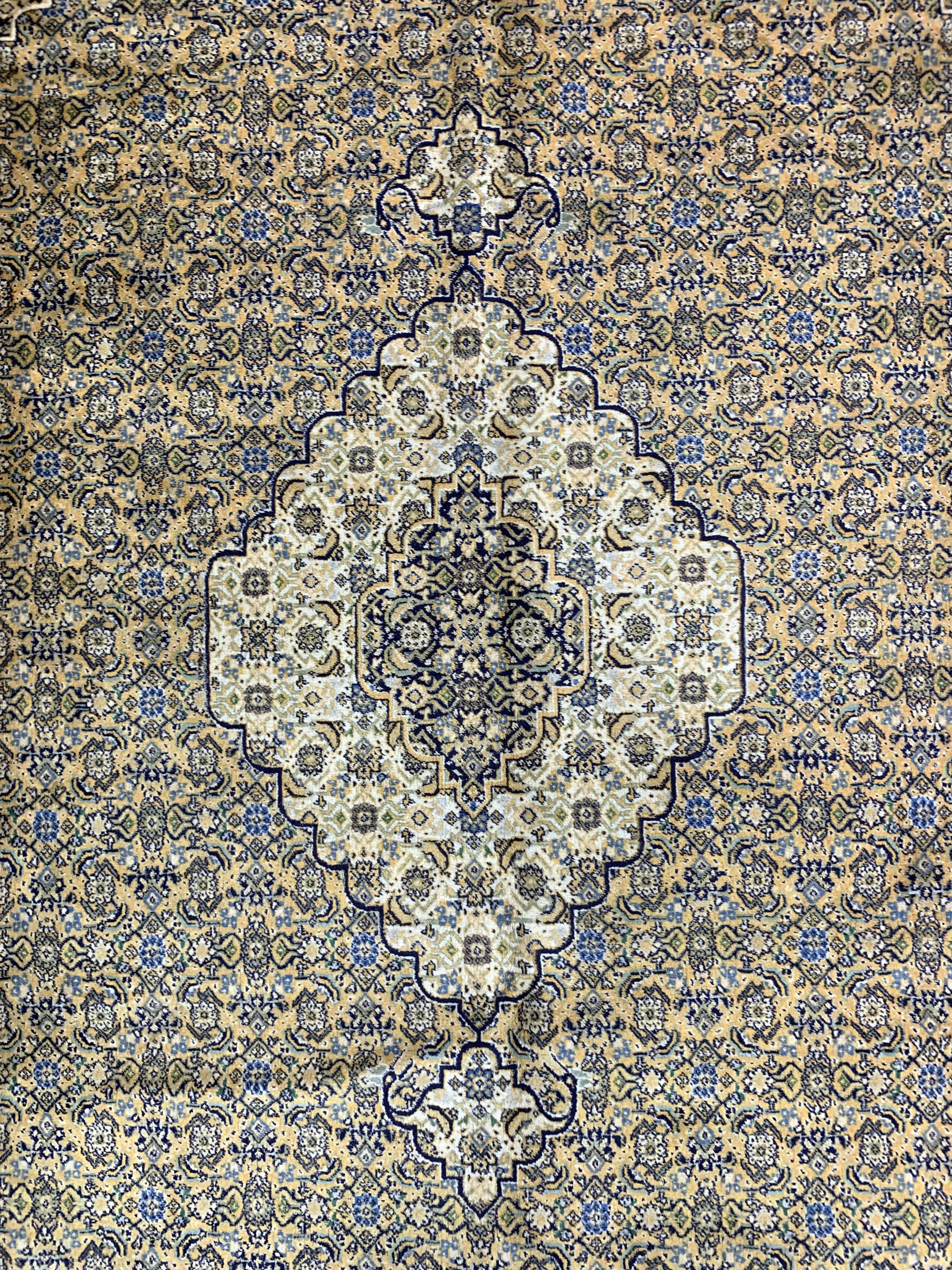 Detail d: Täbriz Mashaiekhi , Persien, , Wolle auf Baumwolle, ca. 403 x 324 cm, verblasst, EHZ: 2