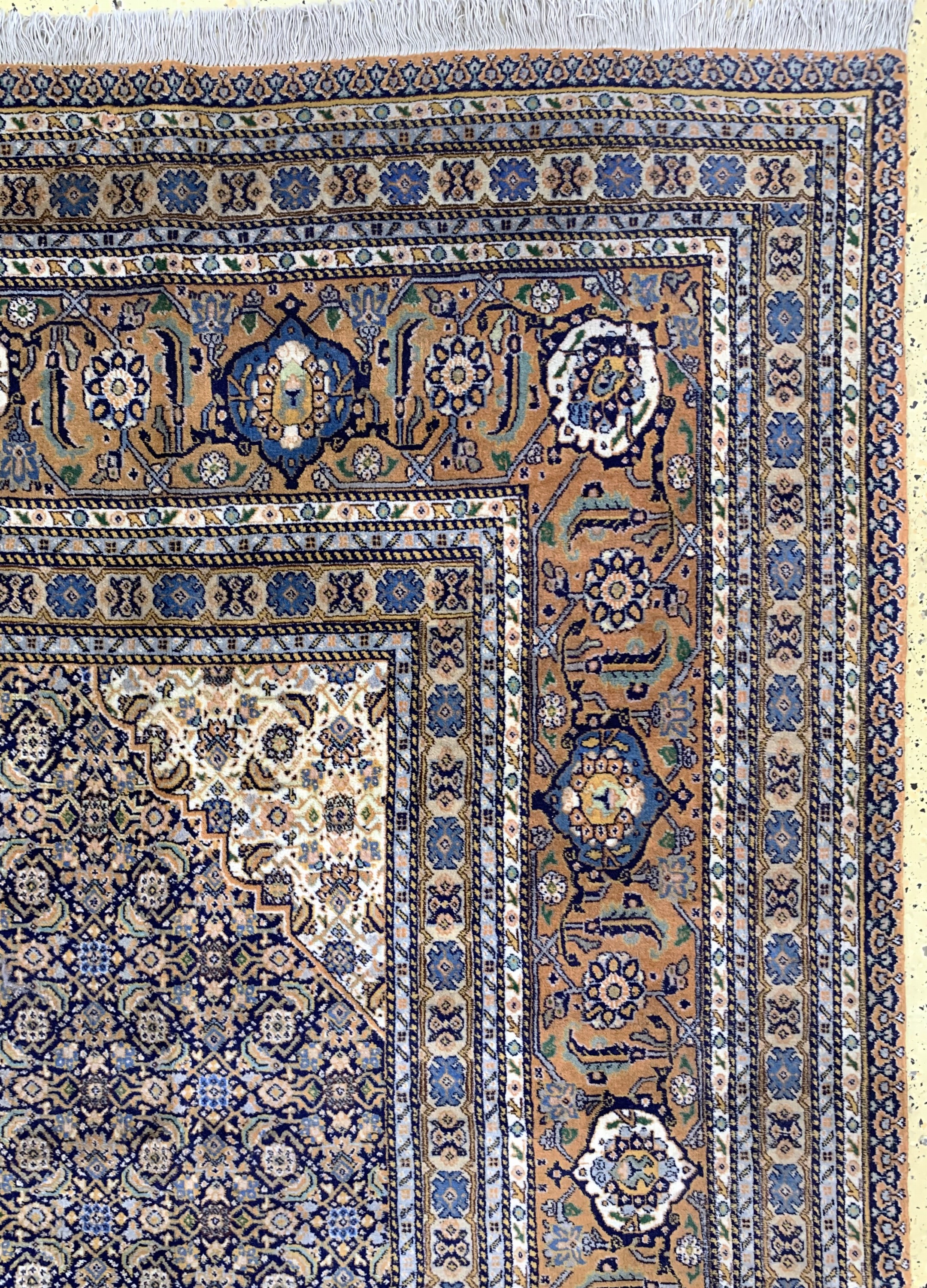 Detail g: Täbriz Mashaiekhi , Persien, , Wolle auf Baumwolle, ca. 403 x 324 cm, verblasst, EHZ: 2