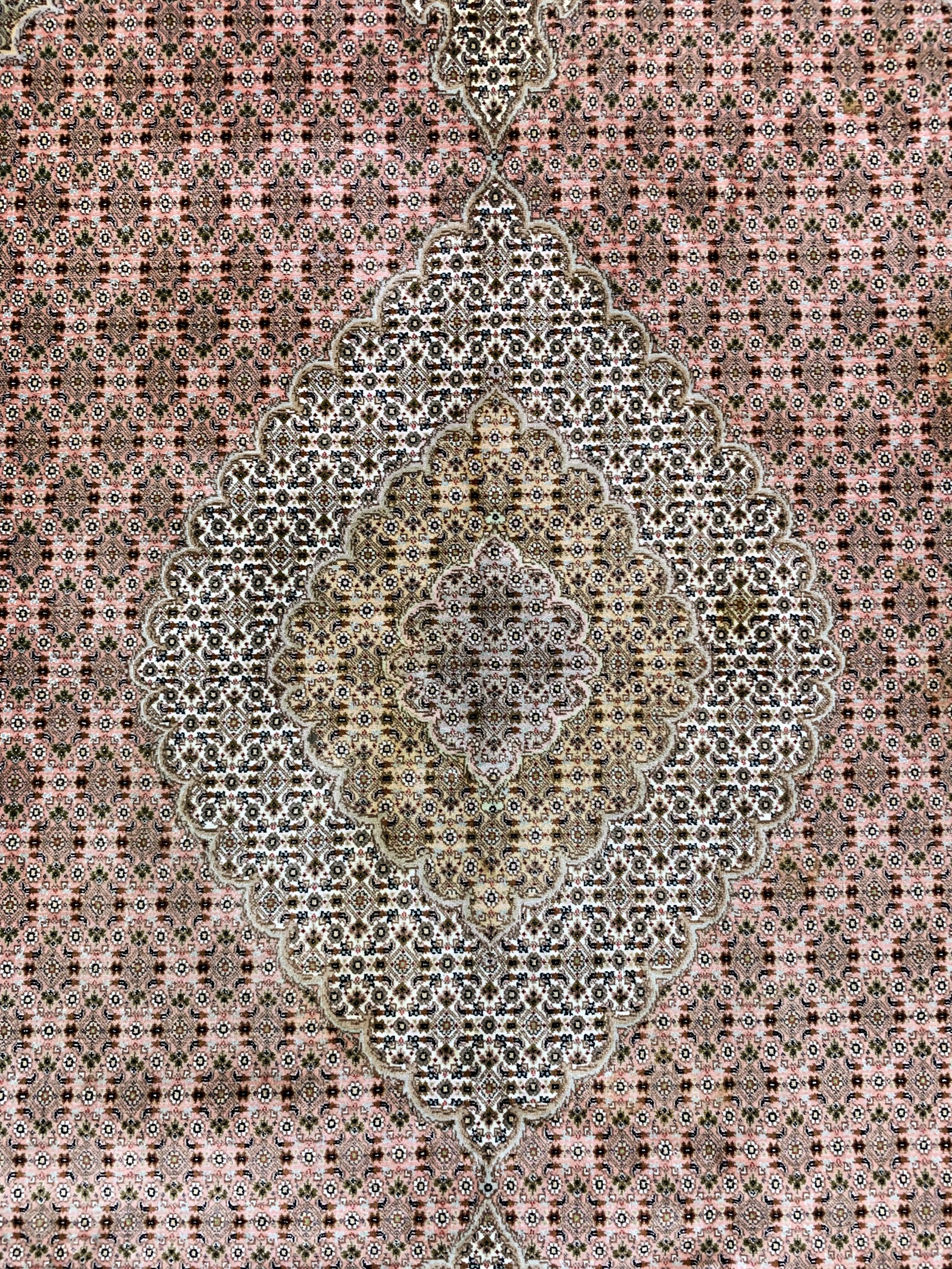 Detail c: Täbriz fein(50 Raj), Persien, Ende 20.Jhd, Korkwolle mit Seide, ca. 310 x 204 cm, ca. 500.000 Kn/qm, EHZ: 2(fleckig)