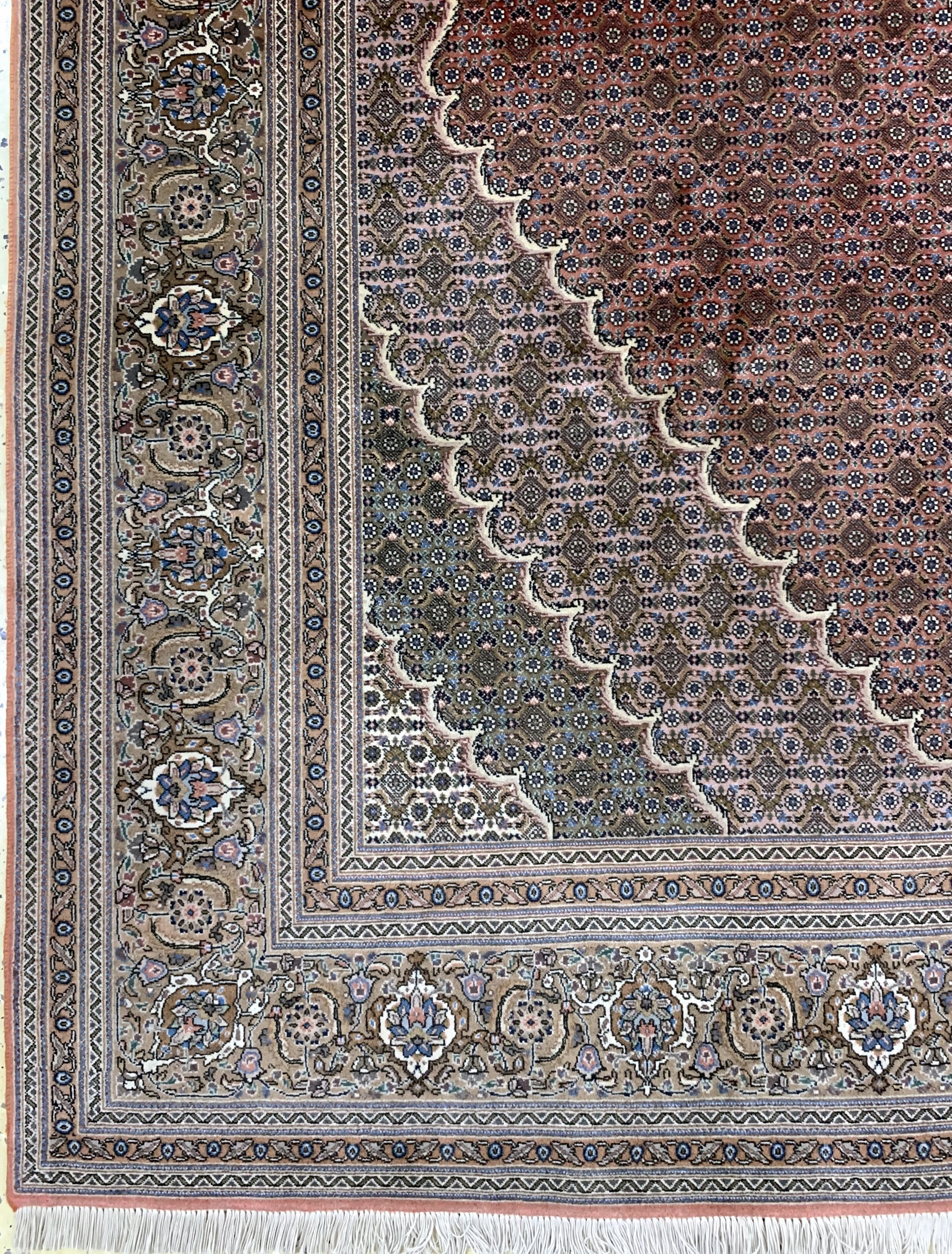 Detail b: Täbriz fein(50 Raj), Persien, Ende 20.Jhd, Korkwolle mit Seide, ca. 300 x 200 cm, ca. 500.000 Kn/qm, verblasst, EHZ: 2