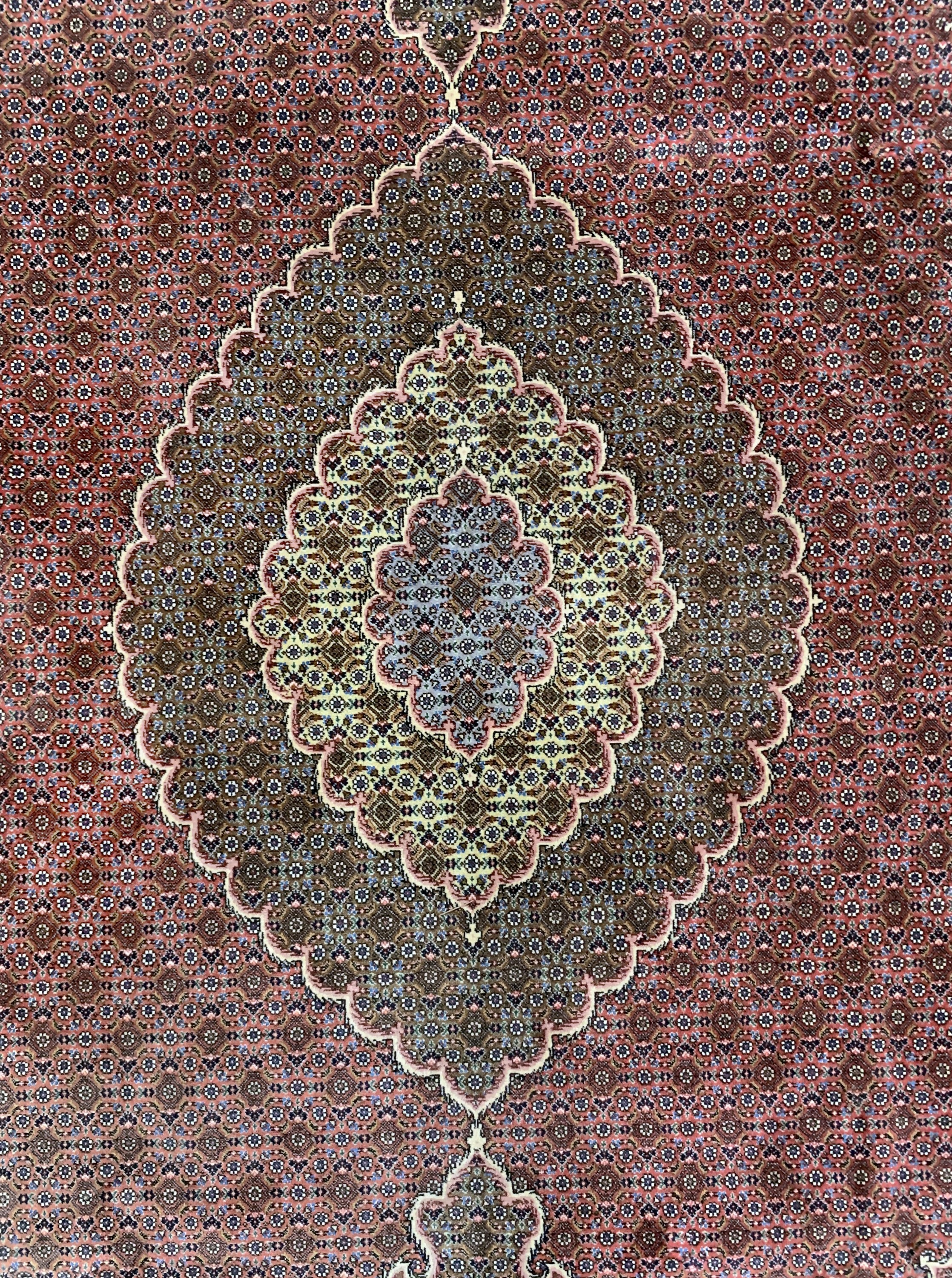 Detail c: Täbriz fein(50 Raj), Persien, Ende 20.Jhd, Korkwolle mit Seide, ca. 300 x 200 cm, ca. 500.000 Kn/qm, verblasst, EHZ: 2