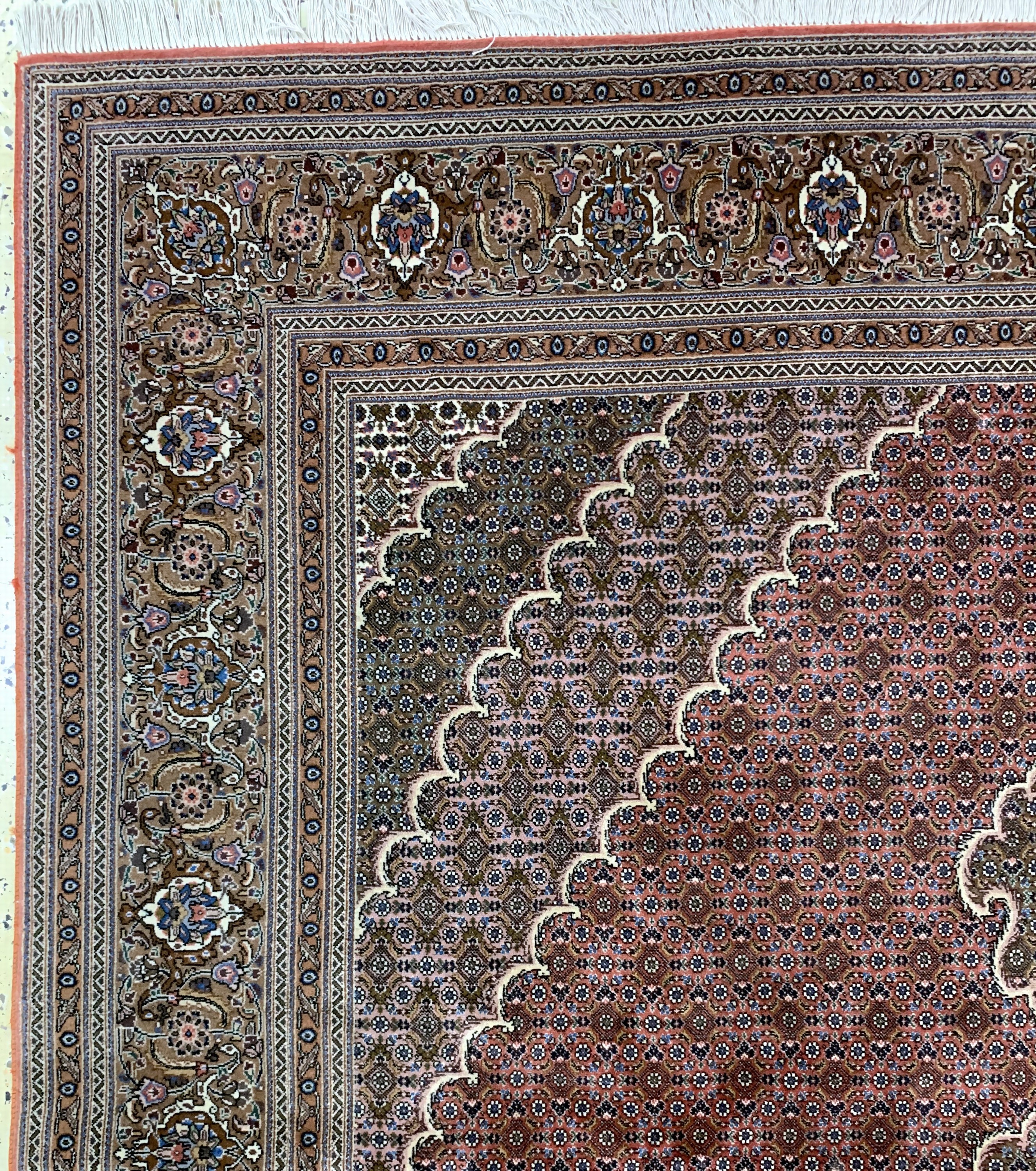Detail e: Täbriz fein(50 Raj), Persien, Ende 20.Jhd, Korkwolle mit Seide, ca. 300 x 200 cm, ca. 500.000 Kn/qm, verblasst, EHZ: 2