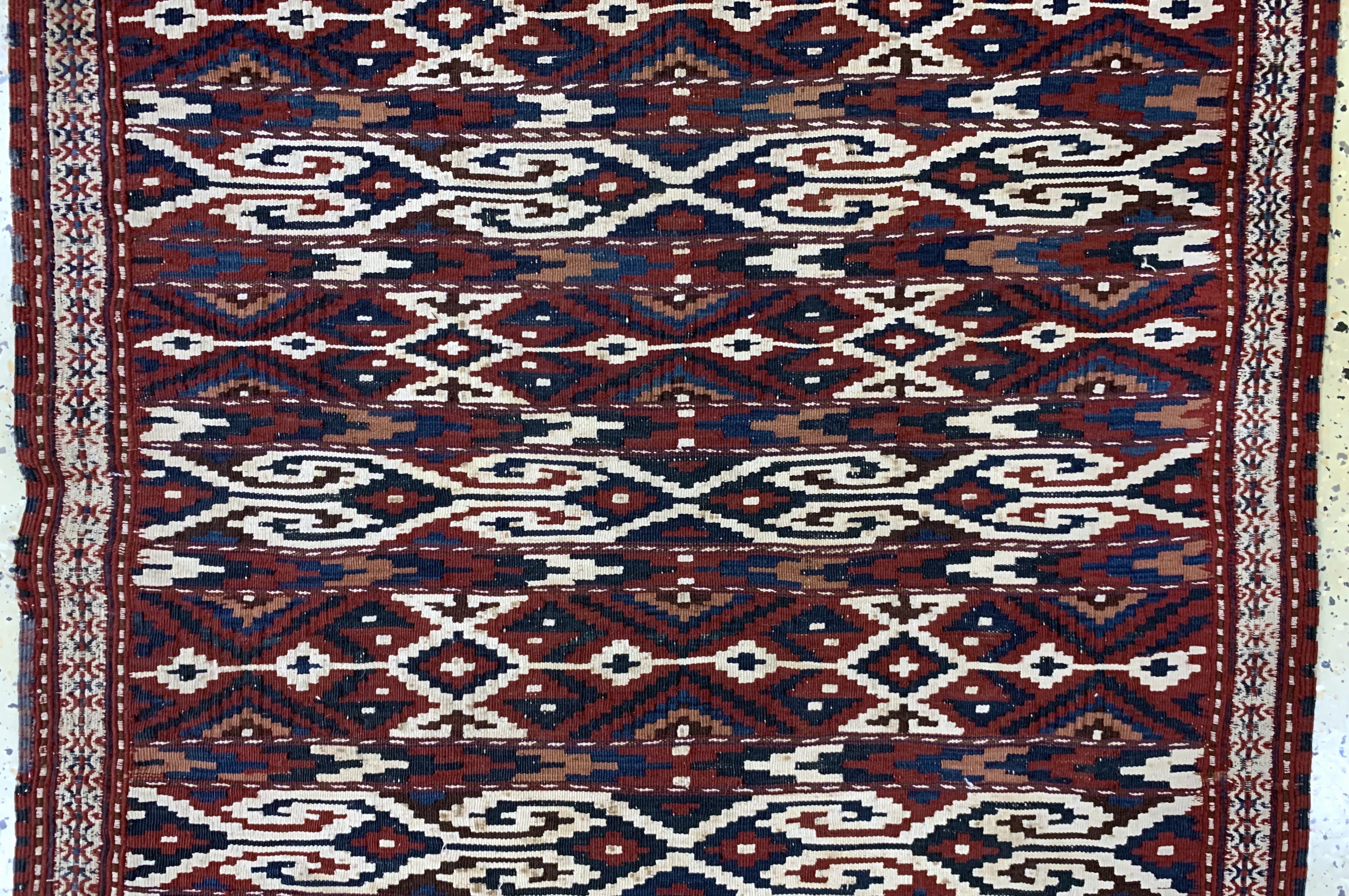 Detail b: Sumakh alt, Turkmenistan, Anfang 20.Jhd, Wolle auf Wolle, ca. 200 x 100 cm, EHZ: 2-3(kleiner Riss am Rand).