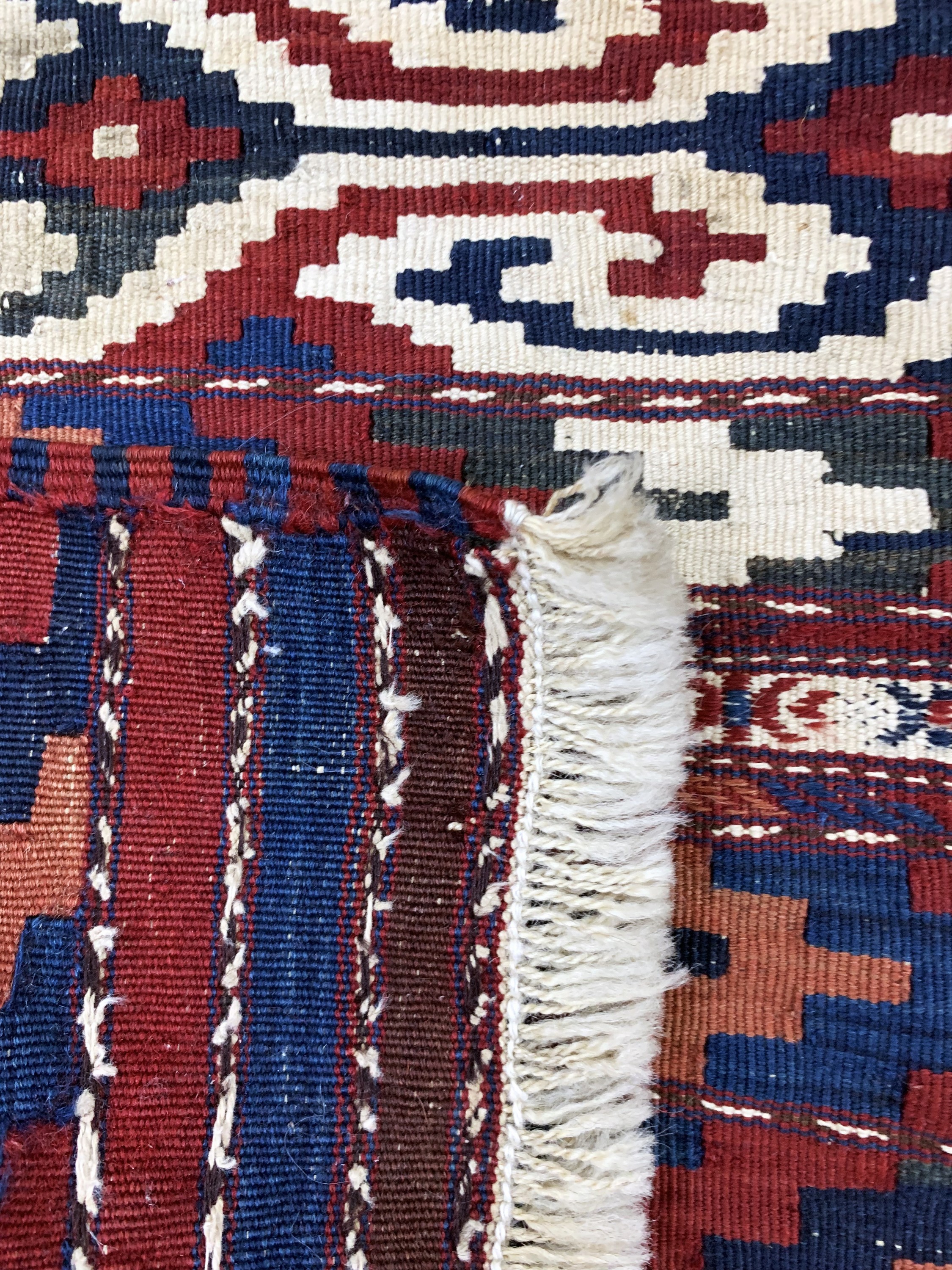 Detail d: Sumakh alt, Turkmenistan, Anfang 20.Jhd, Wolle auf Wolle, ca. 200 x 100 cm, EHZ: 2-3(kleiner Riss am Rand).