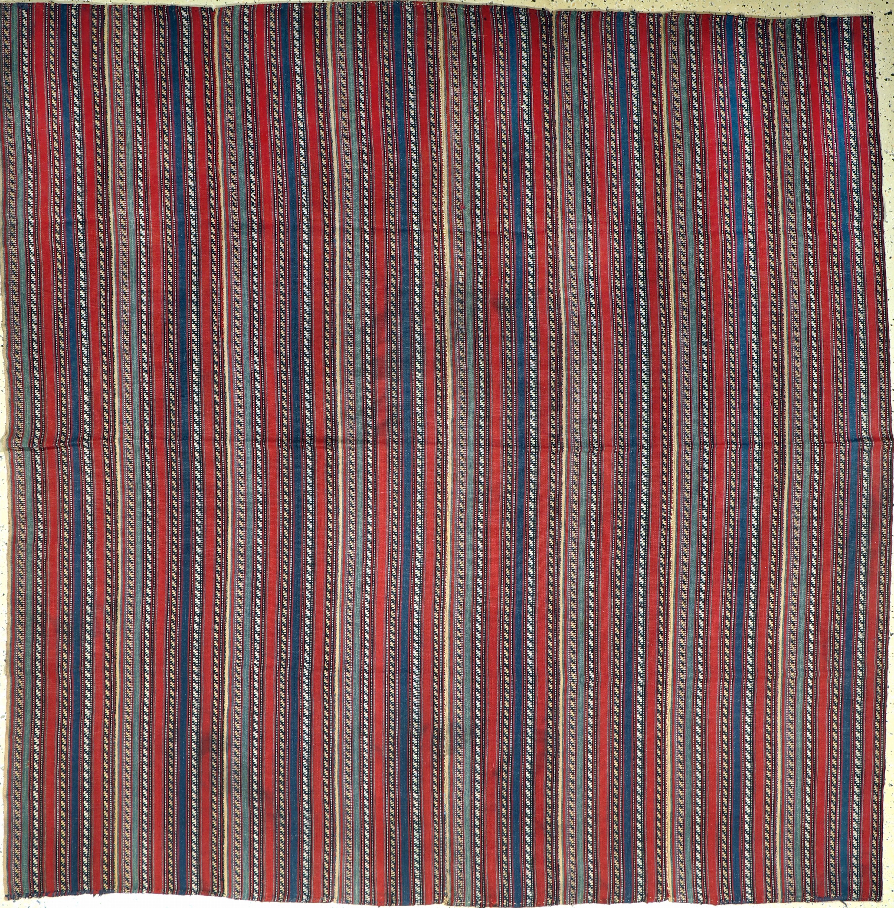 Djajim"Nomaden-Decke", Persien, Anfang 20.Jhd, Wolle auf Wolle, ca. 240 x 240 cm, Reinigungsbedürftig, EHZ: 2(8 Bahnig).
