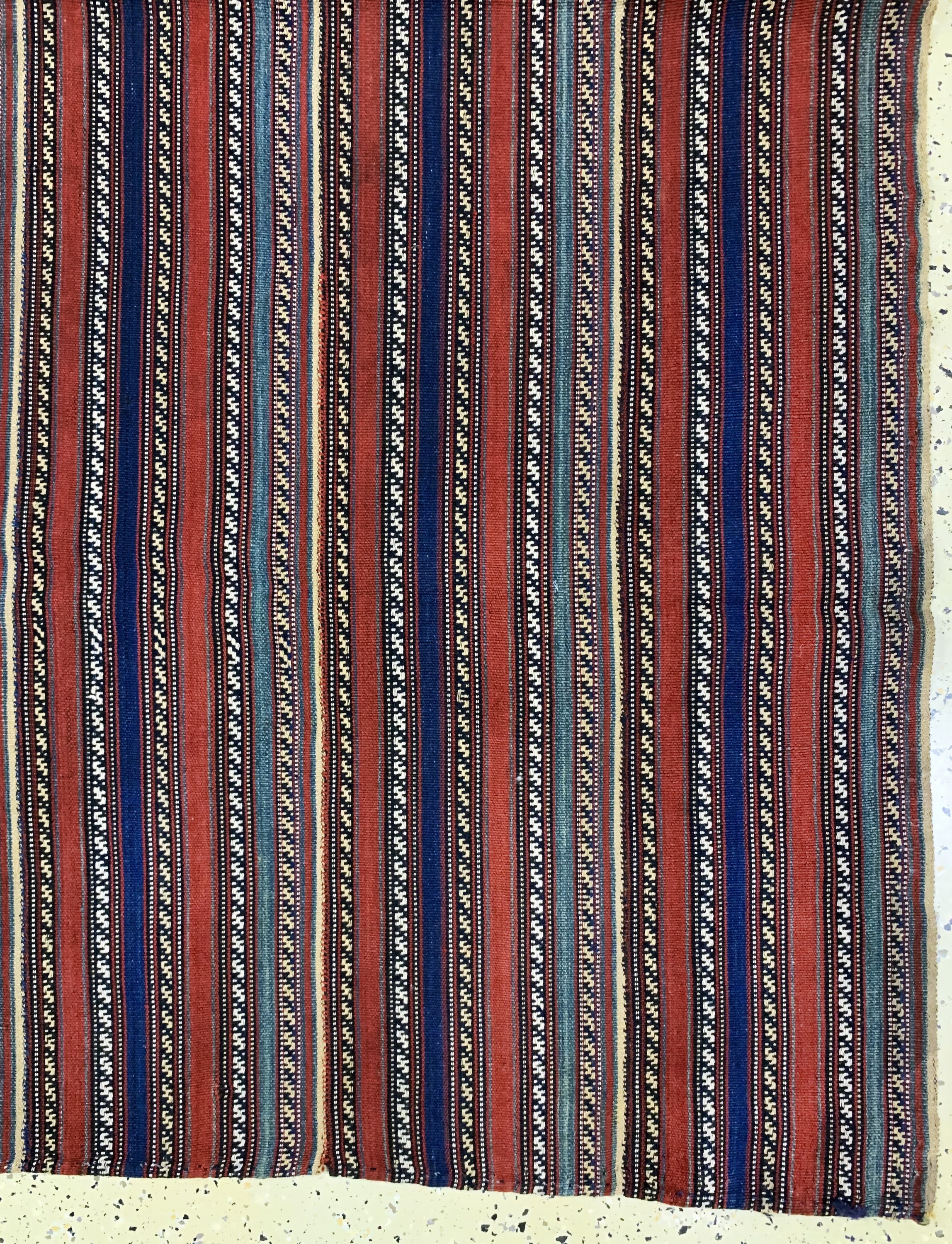 Detail a: Djajim"Nomaden-Decke", Persien, Anfang 20.Jhd, Wolle auf Wolle, ca. 240 x 240 cm, Reinigungsbedürftig, EHZ: 2(8 Bahnig).