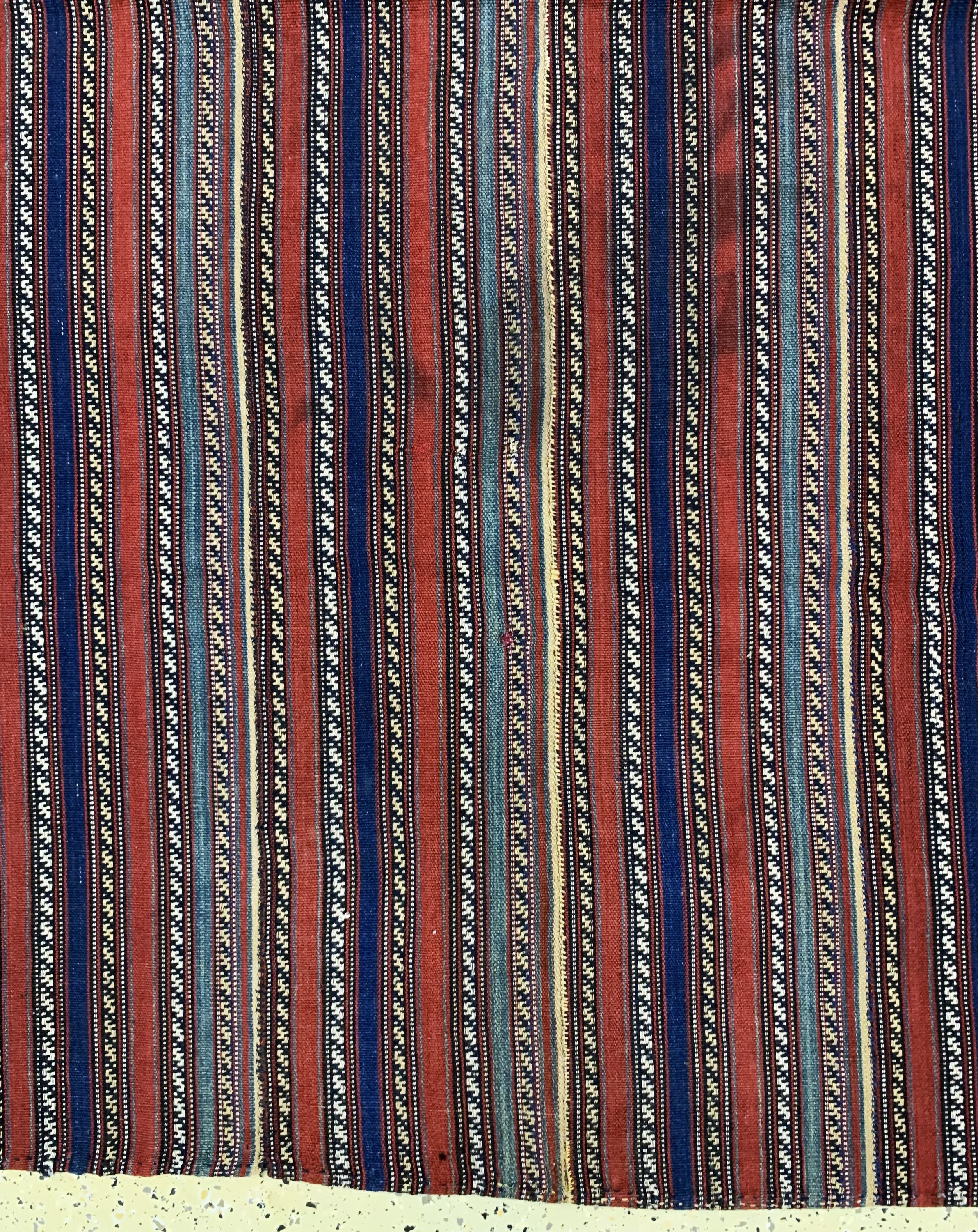 Detail b: Djajim"Nomaden-Decke", Persien, Anfang 20.Jhd, Wolle auf Wolle, ca. 240 x 240 cm, Reinigungsbedürftig, EHZ: 2(8 Bahnig).