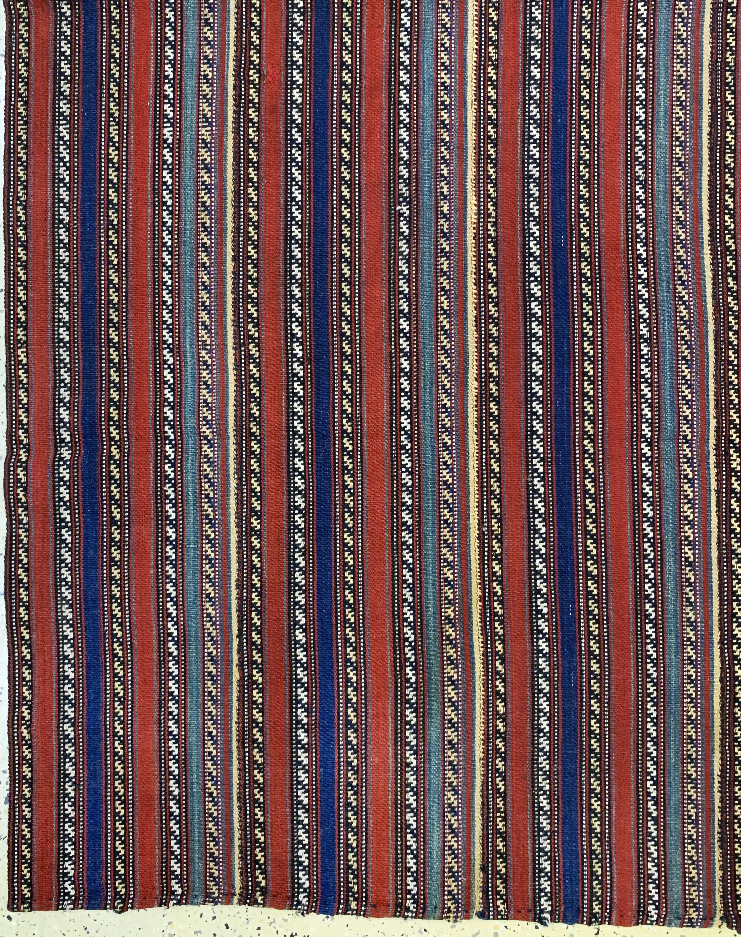 Detail c: Djajim"Nomaden-Decke", Persien, Anfang 20.Jhd, Wolle auf Wolle, ca. 240 x 240 cm, Reinigungsbedürftig, EHZ: 2(8 Bahnig).