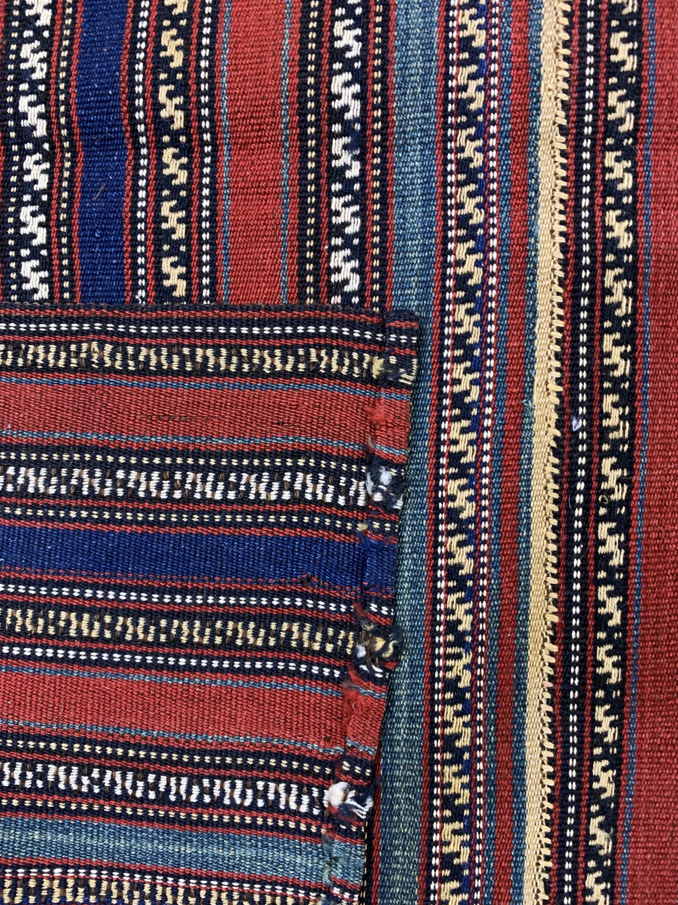 Detail g: Djajim"Nomaden-Decke", Persien, Anfang 20.Jhd, Wolle auf Wolle, ca. 240 x 240 cm, Reinigungsbedürftig, EHZ: 2(8 Bahnig).