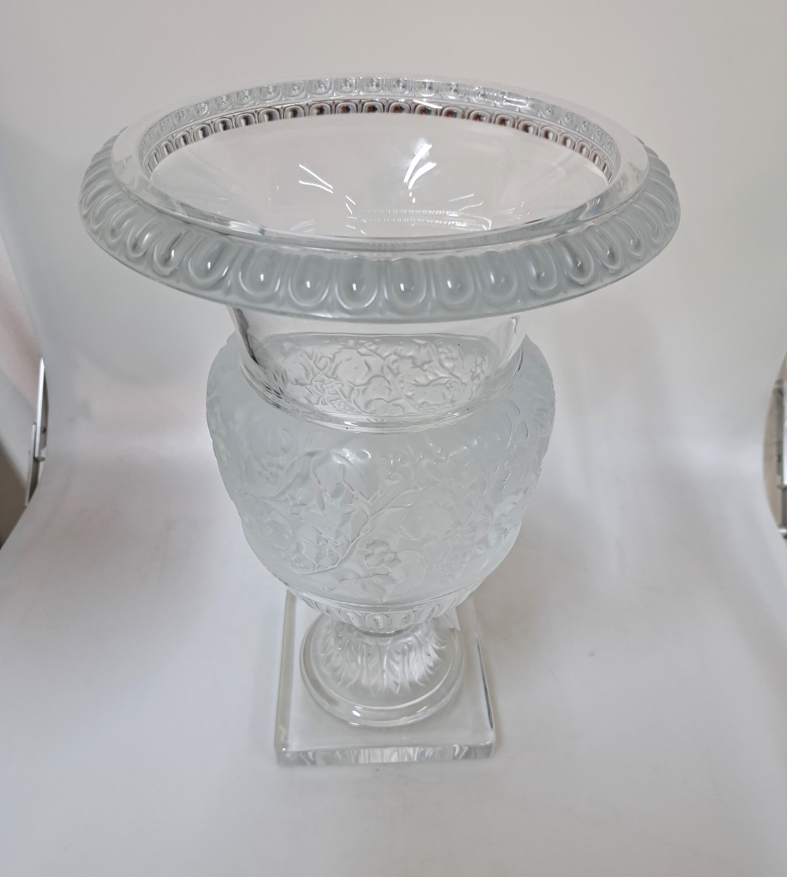 Detail a: Paar Kratervasen Lalique, France, 2. Hälfte 20. Jh., Versailles, Kristallglas, Mittelteil mit Weintraubenmotiven, mattiert und poliert, signiert, ...