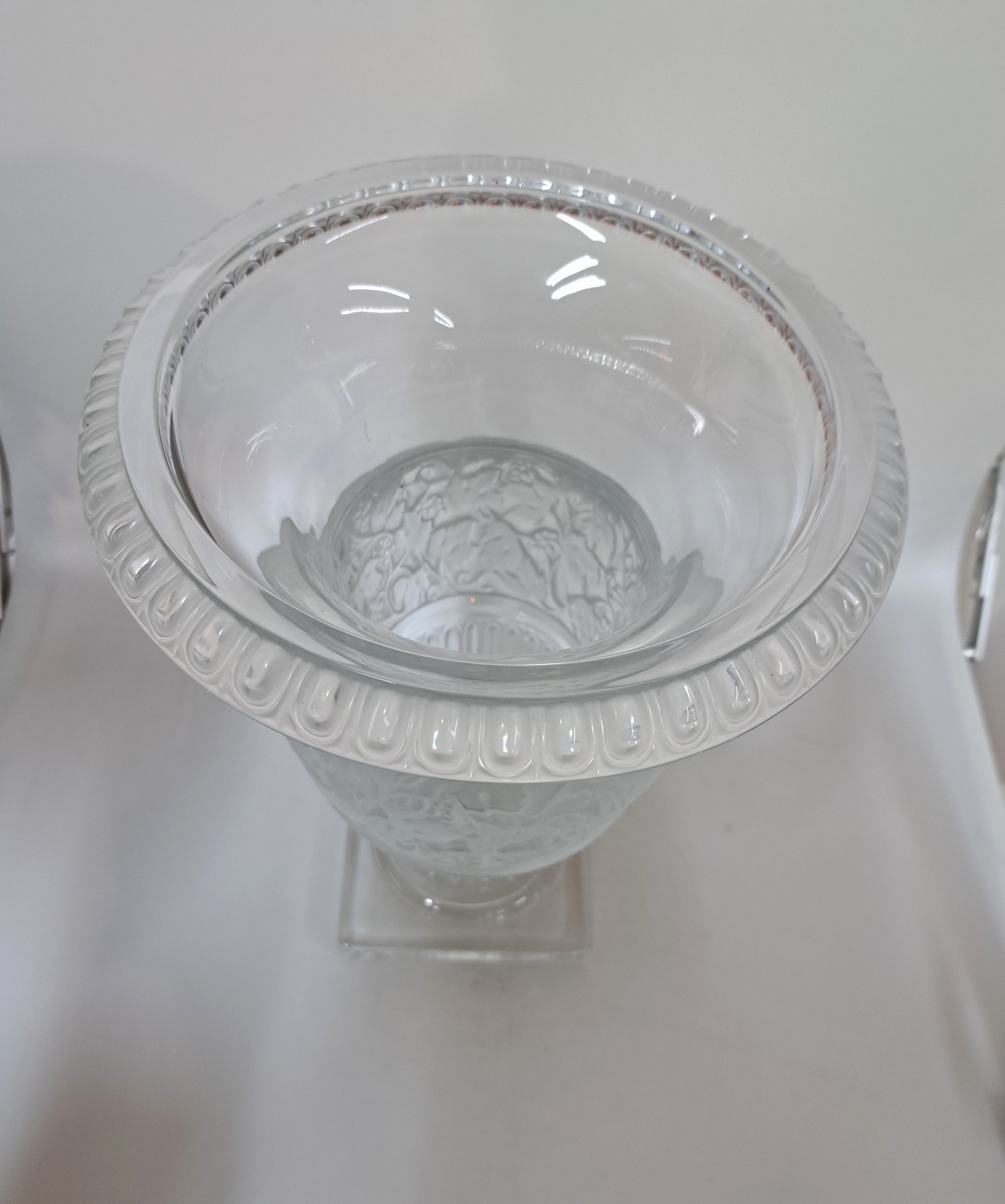 Detail b: Paar Kratervasen Lalique, France, 2. Hälfte 20. Jh., Versailles, Kristallglas, Mittelteil mit Weintraubenmotiven, mattiert und poliert, signiert, ...