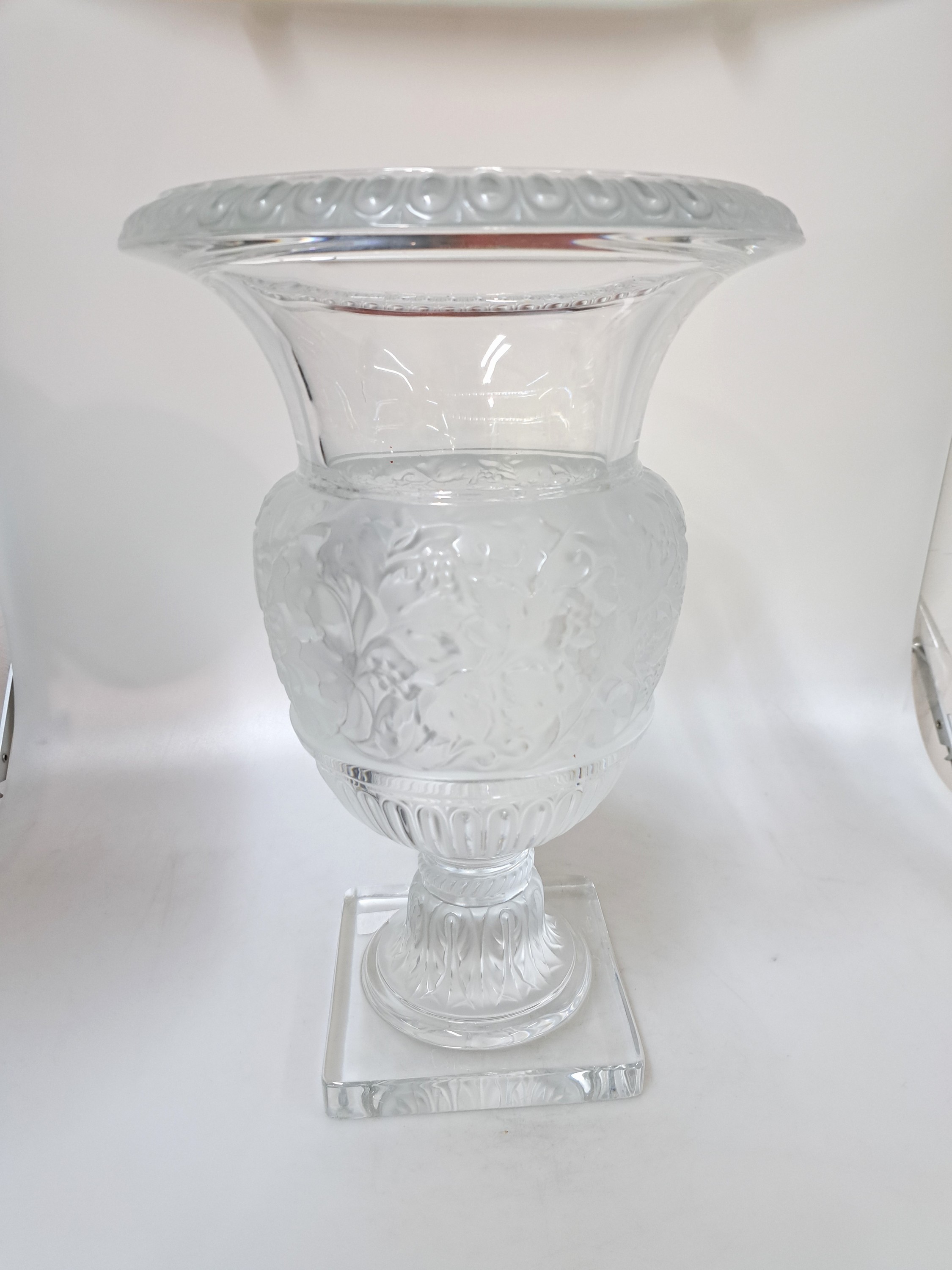 Detail c: Paar Kratervasen Lalique, France, 2. Hälfte 20. Jh., Versailles, Kristallglas, Mittelteil mit Weintraubenmotiven, mattiert und poliert, signiert, ...