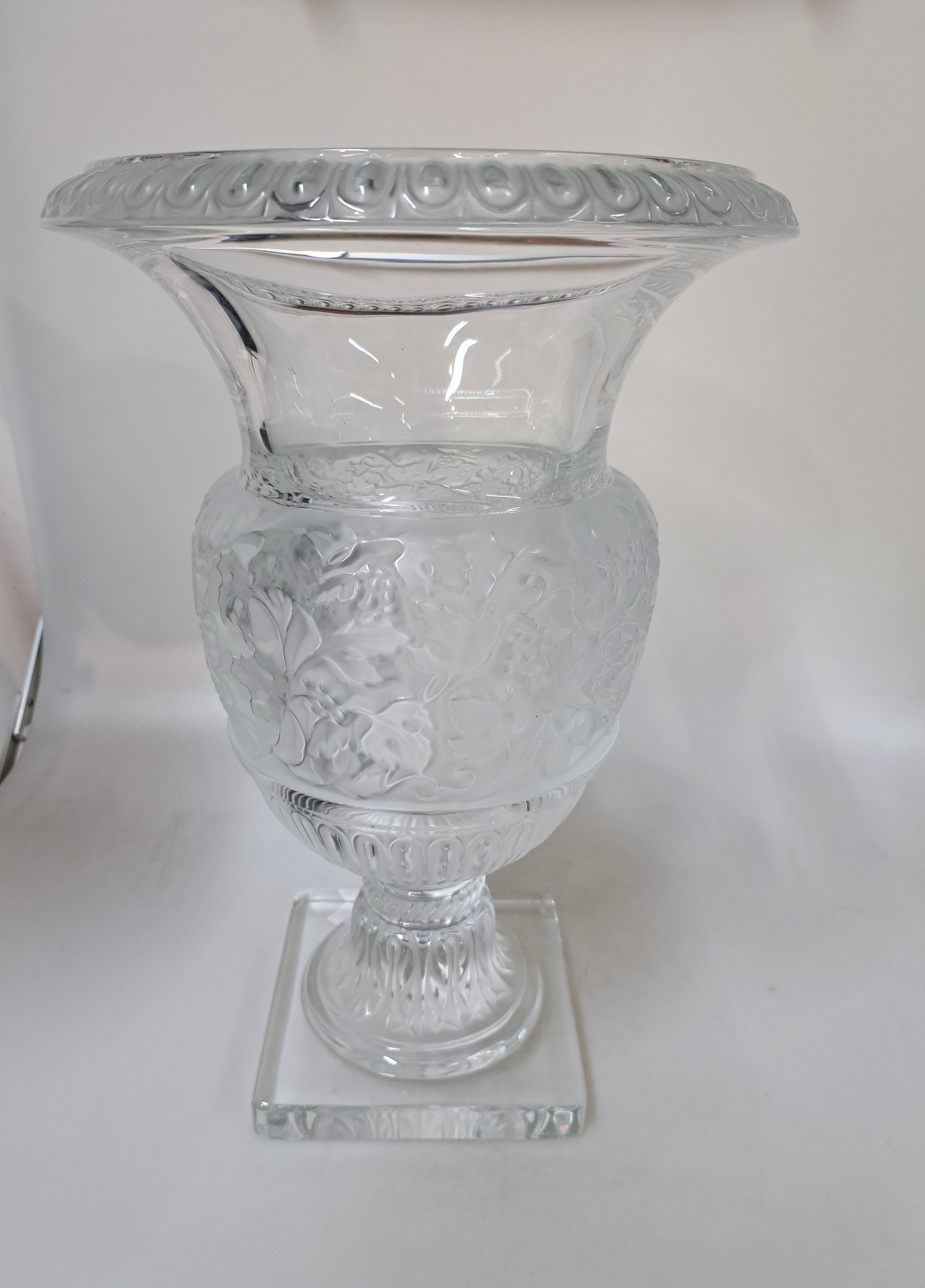 Detail d: Paar Kratervasen Lalique, France, 2. Hälfte 20. Jh., Versailles, Kristallglas, Mittelteil mit Weintraubenmotiven, mattiert und poliert, signiert, ...