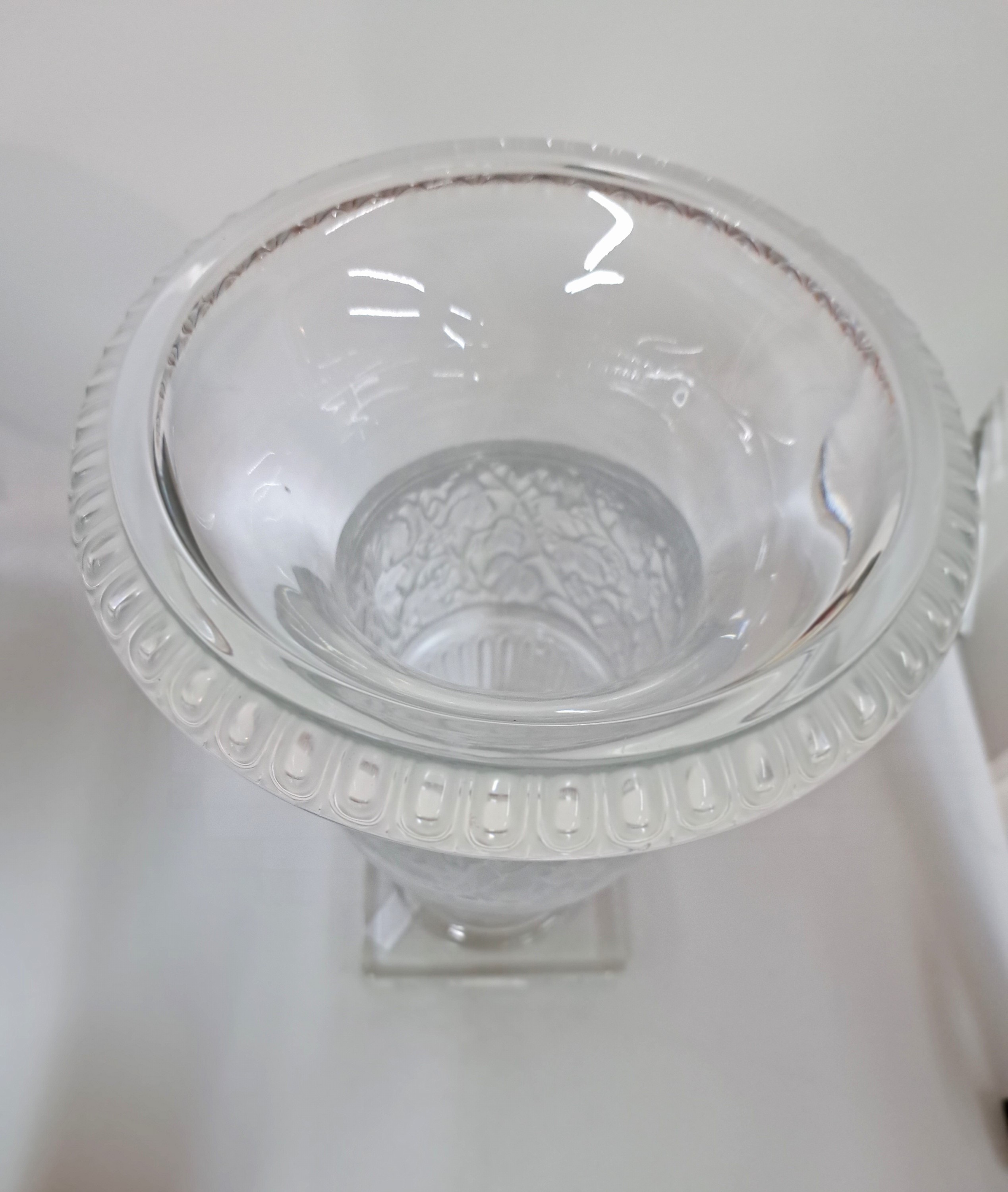 Detail e: Paar Kratervasen Lalique, France, 2. Hälfte 20. Jh., Versailles, Kristallglas, Mittelteil mit Weintraubenmotiven, mattiert und poliert, signiert, ...