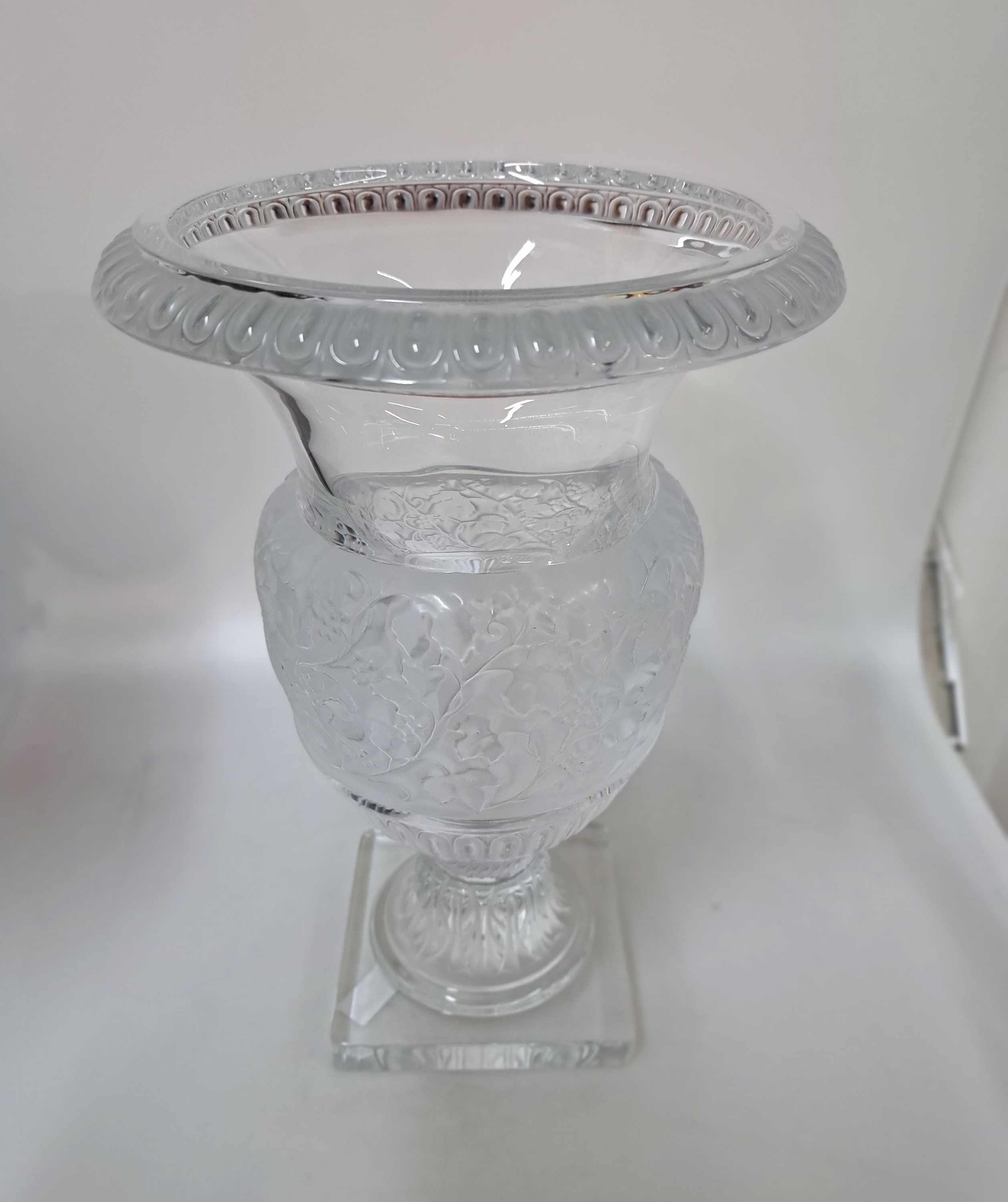 Detail f: Paar Kratervasen Lalique, France, 2. Hälfte 20. Jh., Versailles, Kristallglas, Mittelteil mit Weintraubenmotiven, mattiert und poliert, signiert, ...