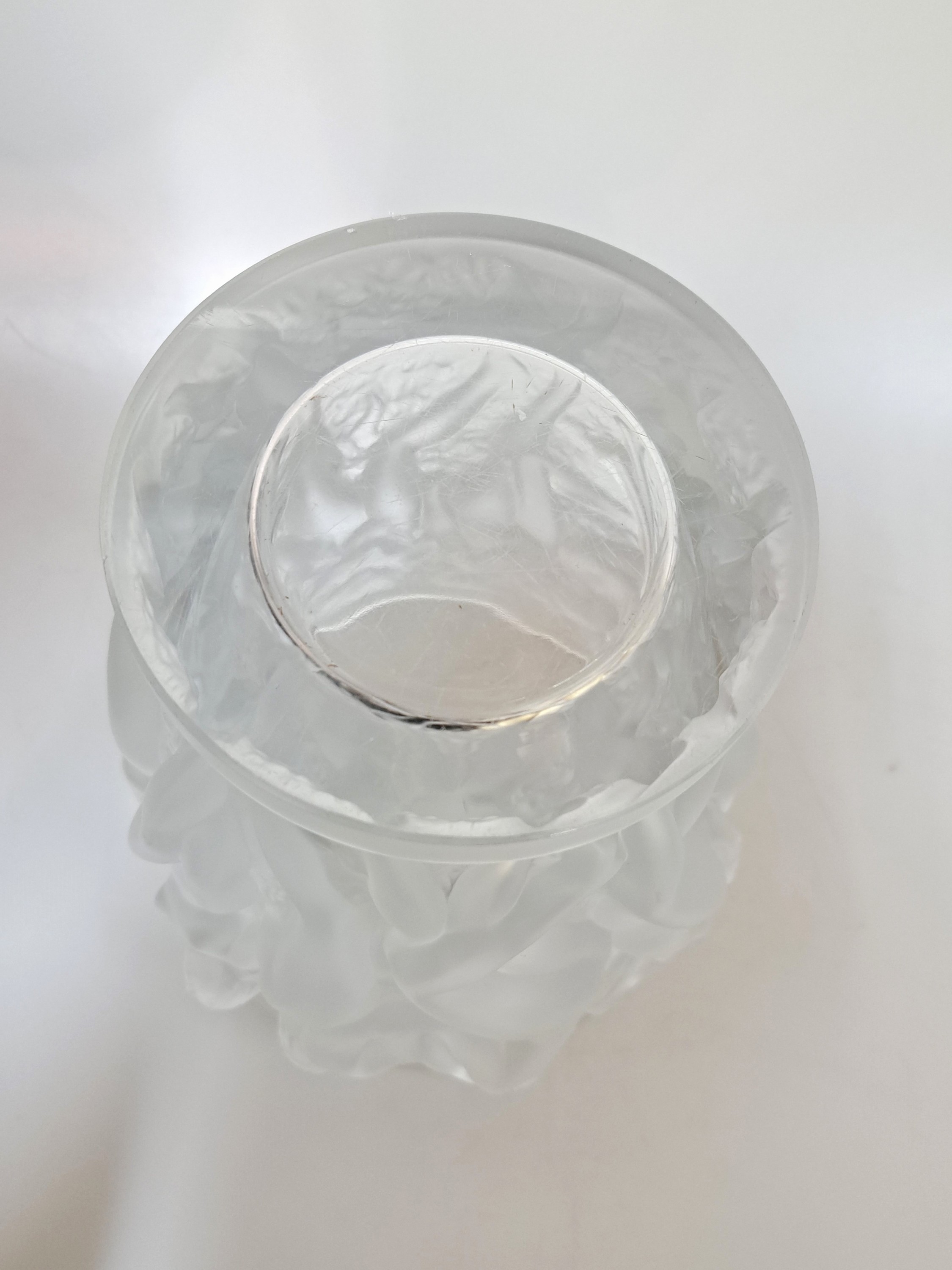 Detail g: Paar Kratervasen Lalique, France, 2. Hälfte 20. Jh., Versailles, Kristallglas, Mittelteil mit Weintraubenmotiven, mattiert und poliert, signiert, ...