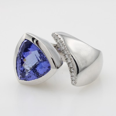 Image Ring mit Tansanit und Brillanten, WG 750/ 000 , Tansanit im Triangelschl. ca. 12.47 ct, ...