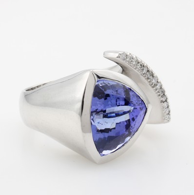 26933104a - Ring mit Tansanit und Brillanten, WG 750/ 000 , Tansanit im Triangelschl. ca. 12.47 ct, ...