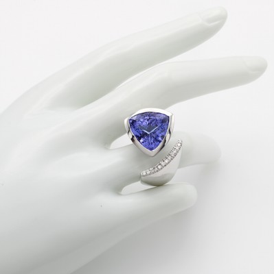 26933104c - Ring mit Tansanit und Brillanten, WG 750/ 000 , Tansanit im Triangelschl. ca. 12.47 ct, ...
