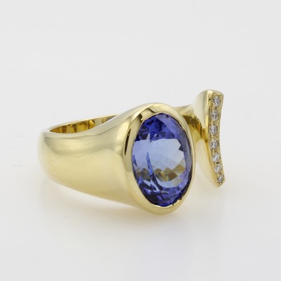 26933131a - Ring mit Tansanit und Brillanten, GG 585/ 000 z.T. matt., oval facett. Tansanit ca. 5.7 ...