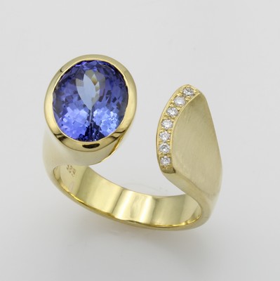 26933131b - Ring mit Tansanit und Brillanten, GG 585/ 000 z.T. matt., oval facett. Tansanit ca. 5.7 ...