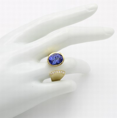 26933131c - Ring mit Tansanit und Brillanten, GG 585/ 000 z.T. matt., oval facett. Tansanit ca. 5.7 ...