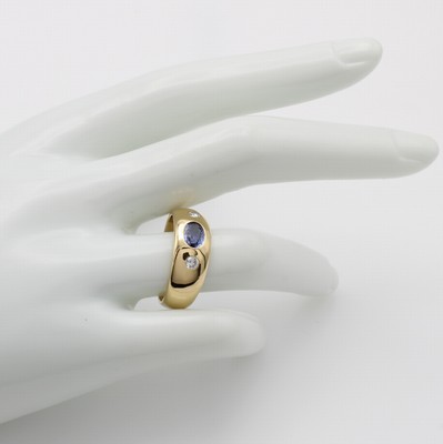 26933142b - Bandring mit Saphir und Brillanten, GG 750/000, oval facett. Saphir ca. 0.9 ct, 2 Brill. ...