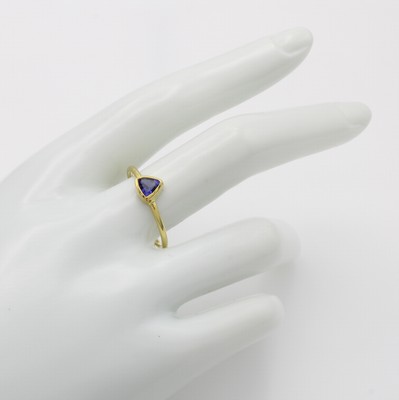 26933143b - Schmaler Ring mit Tansanit, GG 585/000, Tansanit im Triangelschl. ca. 0.5 ct, RW ca. 60 ...