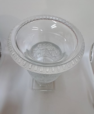 26933155b - Paar Kratervasen Lalique, France, 2. Hälfte 20. Jh., Versailles, Kristallglas, ...