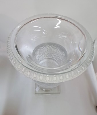 26933155e - Paar Kratervasen Lalique, France, 2. Hälfte 20. Jh., Versailles, Kristallglas, ...