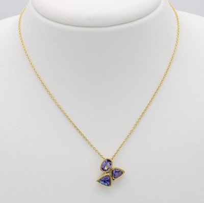 26933168a - Anhänger mit Tansaniten an Kette, GG 585/ 000, 3 facett. Tansanite zus. ca. 1.5 ct, ...