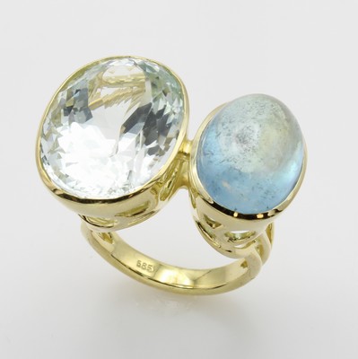 26933170b - Ring mit Aquamarin und Blautopas, GG 585/ 000, ovaler Aquamarincabochon ca. 15 ct, oval ...