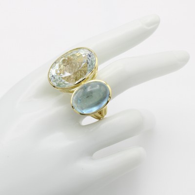 26933170c - Ring mit Aquamarin und Blautopas, GG 585/ 000, ovaler Aquamarincabochon ca. 15 ct, oval ...