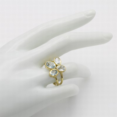 26933171b - Ring mit Aquamarinen, GG 585/000, 4 oval facett. Aquamarine zus. ca. 2.9 ct, geteilte ...