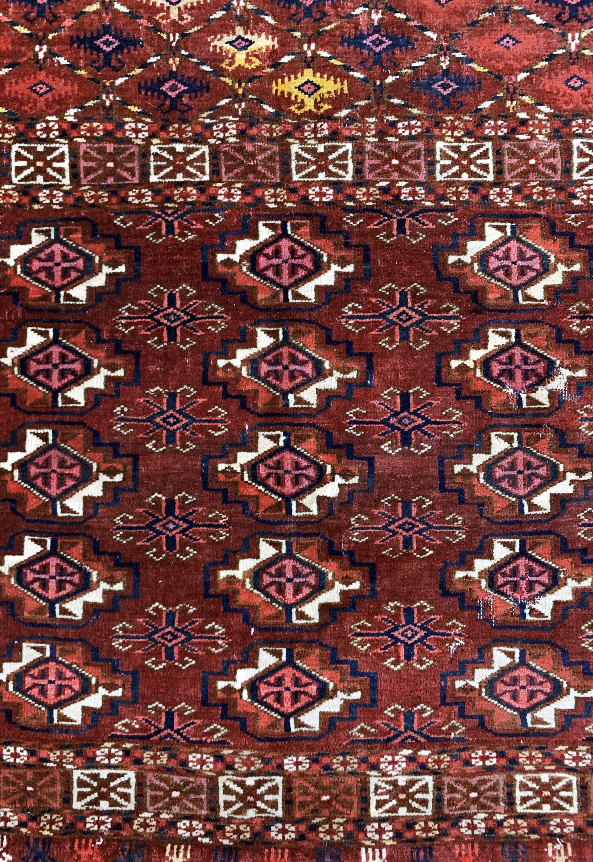 Detail b: Tekke Tschowal antik, Turkmenistan, 19.Jhd,Wolle auf Wolle, ca. 110 x 72 cm, Mottenfraß, EHZ: 3