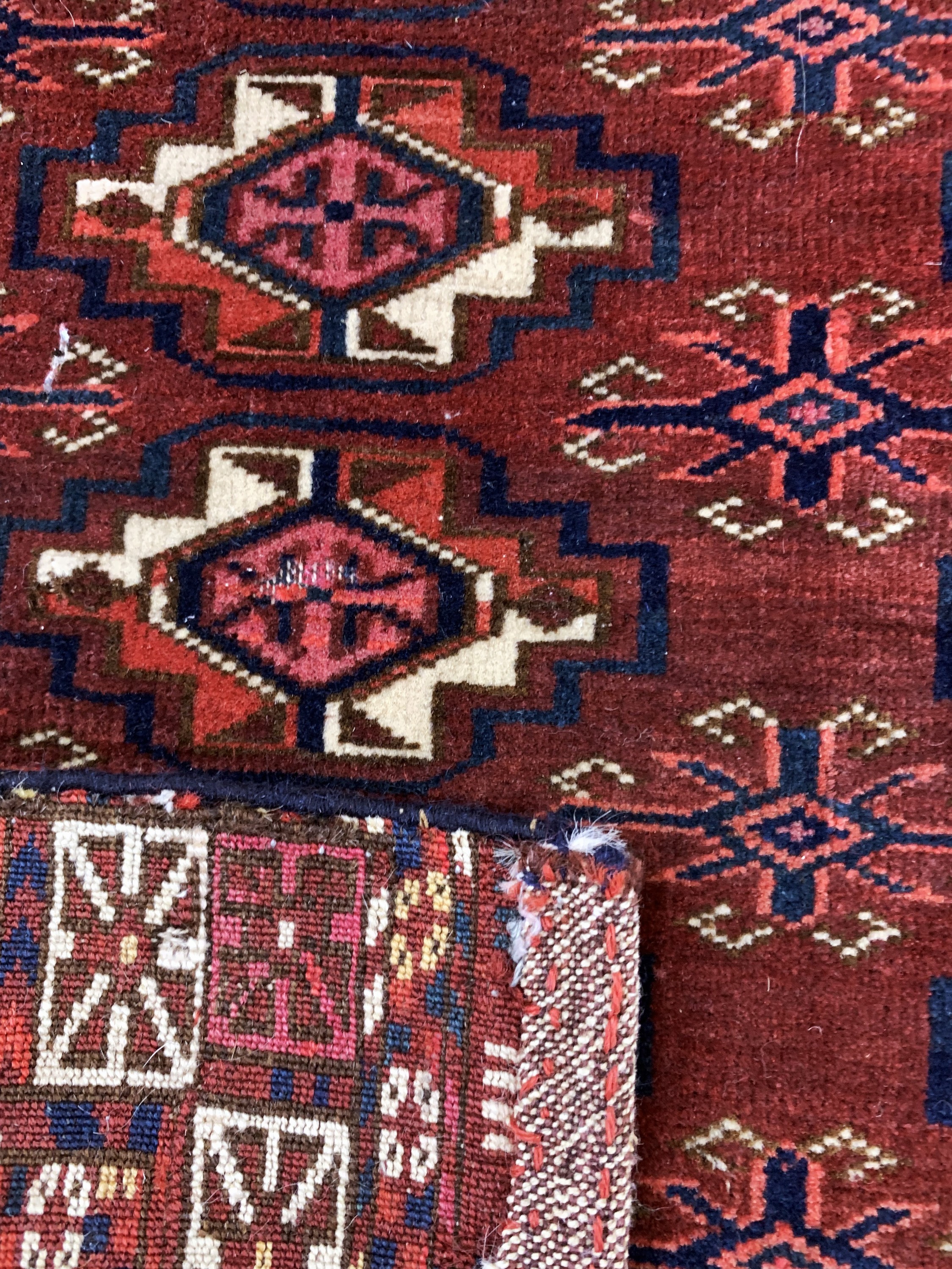 Detail d: Tekke Tschowal antik, Turkmenistan, 19.Jhd,Wolle auf Wolle, ca. 110 x 72 cm, Mottenfraß, EHZ: 3