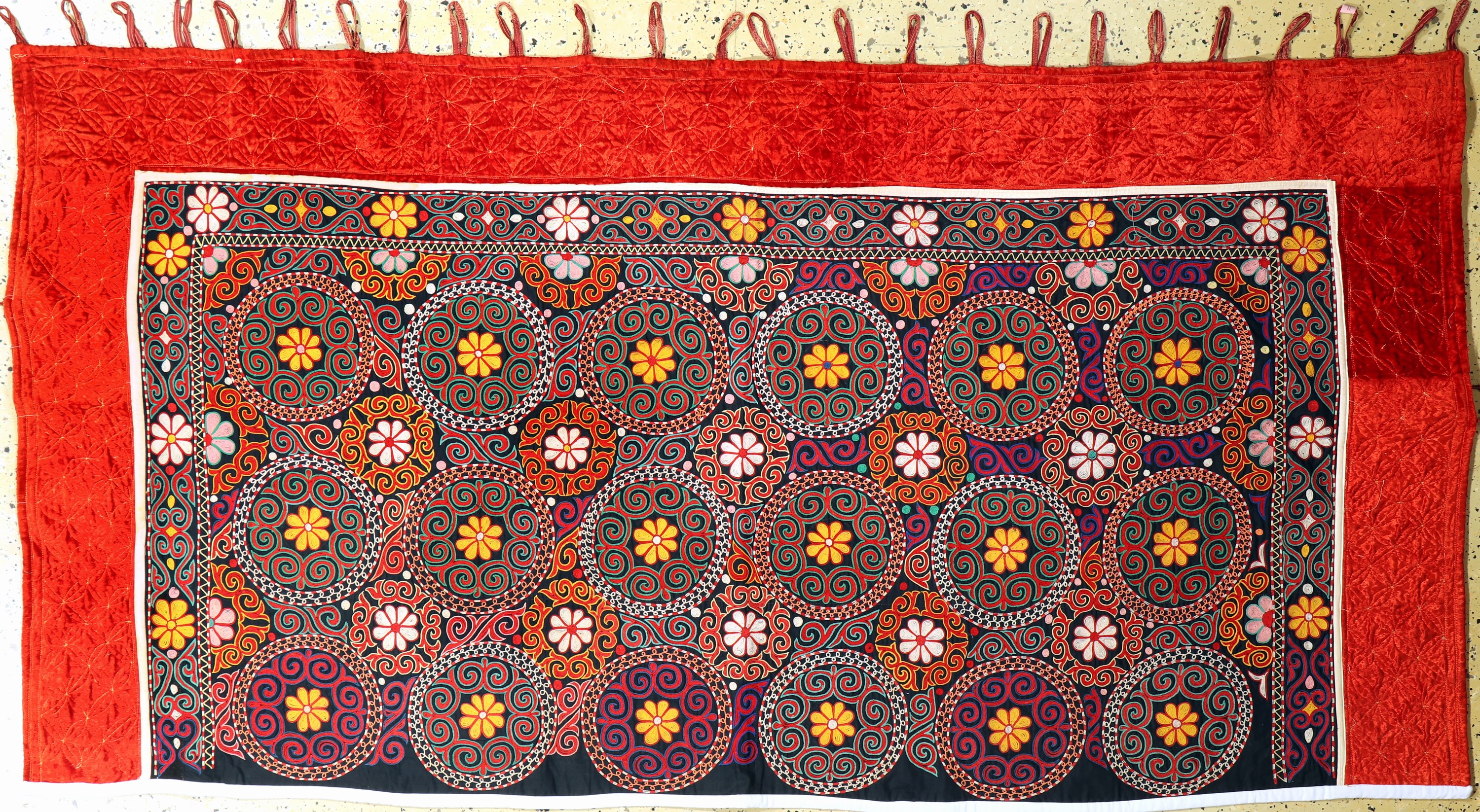 Susani antik, Uzbekistan, um 1900, Seidenstickerei auf Samt, ca. 114 x 220 cm, EHZ: 2