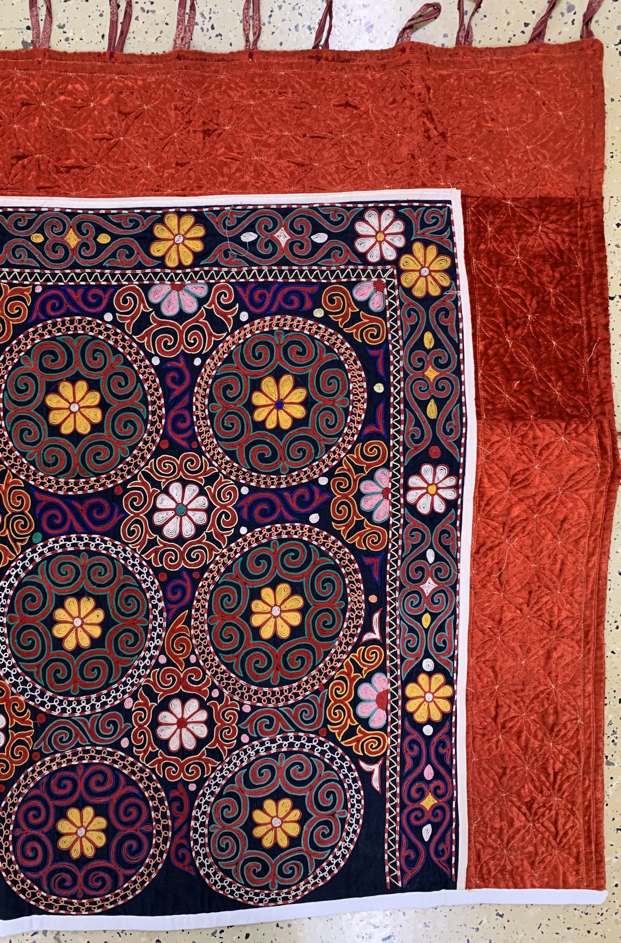 Detail a: Susani antik, Uzbekistan, um 1900, Seidenstickerei auf Samt, ca. 114 x 220 cm, EHZ: 2