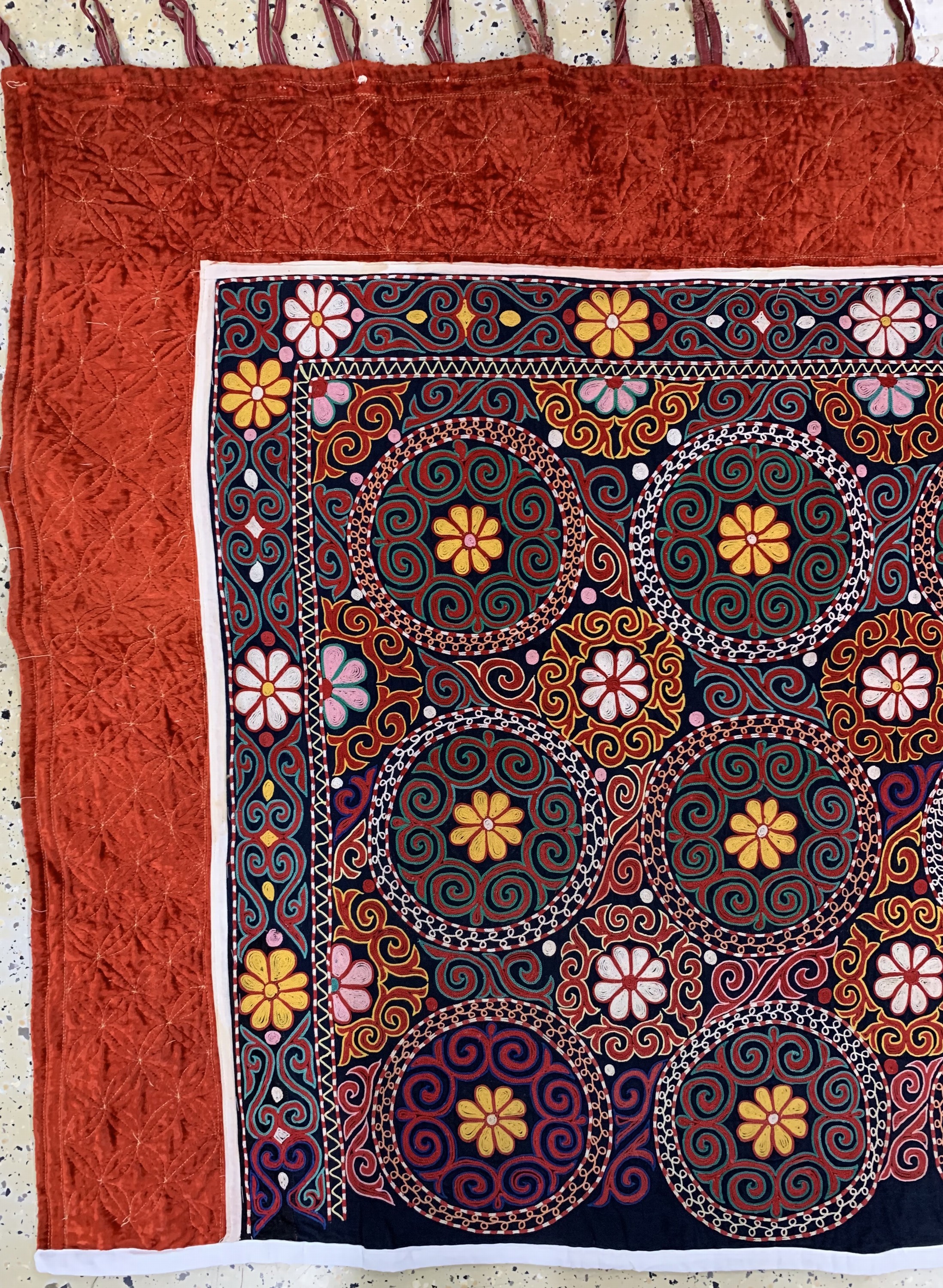 Detail c: Susani antik, Uzbekistan, um 1900, Seidenstickerei auf Samt, ca. 114 x 220 cm, EHZ: 2