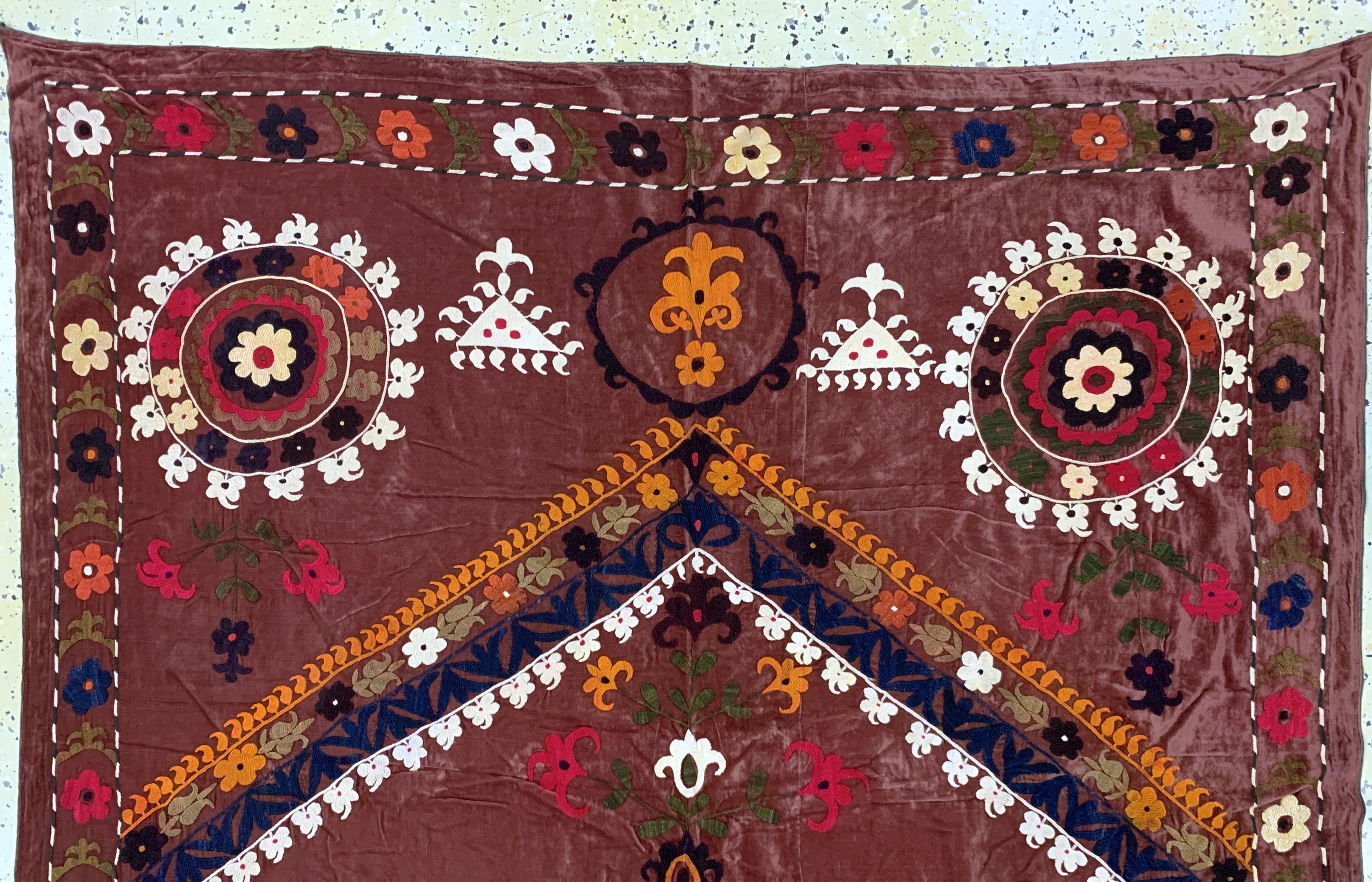 Detail a: Susani antik, Uzbekistan, um 1900, Seidenstickerei auf Samt, ca. 210 x 145 cm, EHZ: 2-3, (kleine Risse)