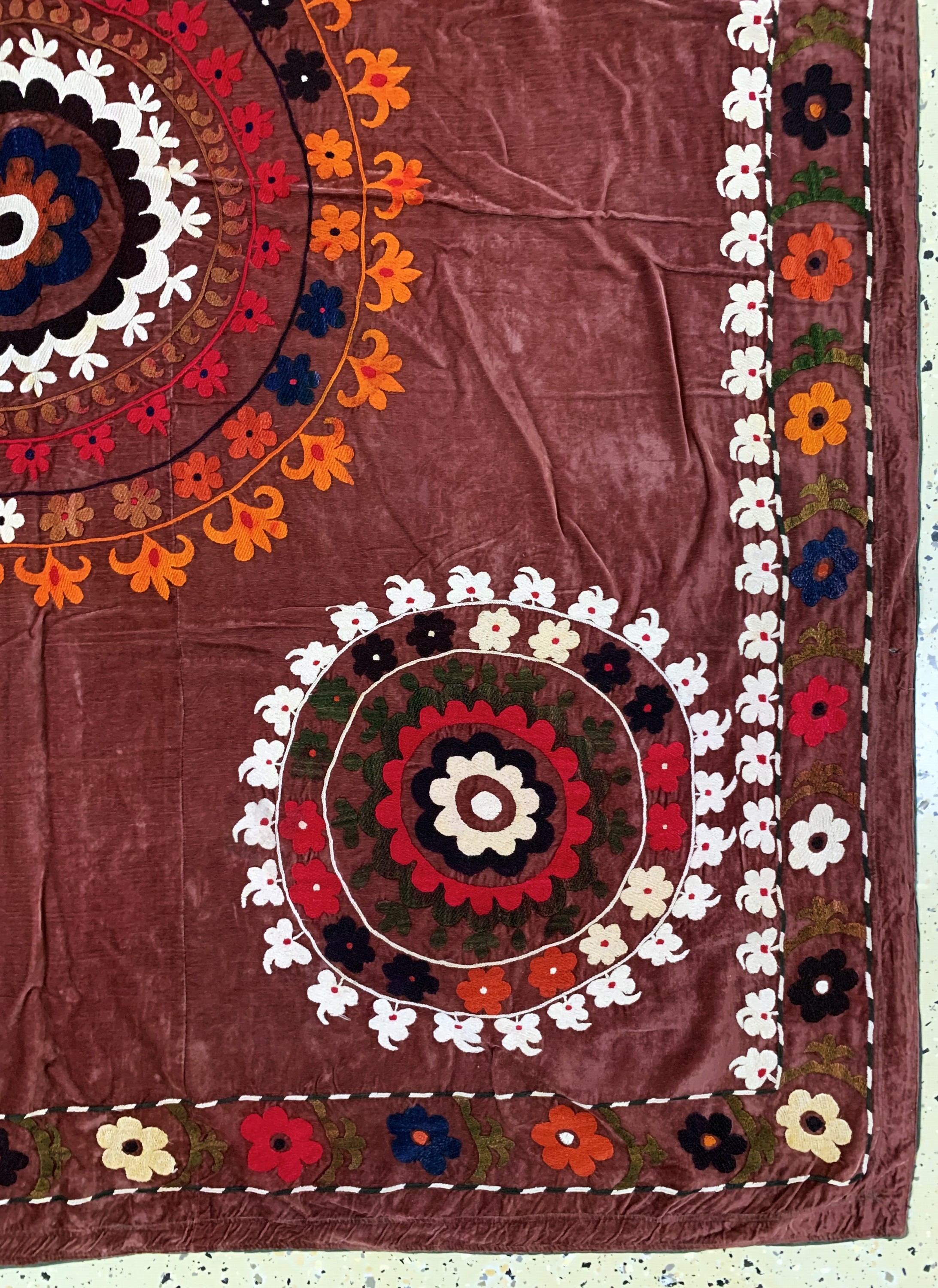 Detail b: Susani antik, Uzbekistan, um 1900, Seidenstickerei auf Samt, ca. 210 x 145 cm, EHZ: 2-3, (kleine Risse)