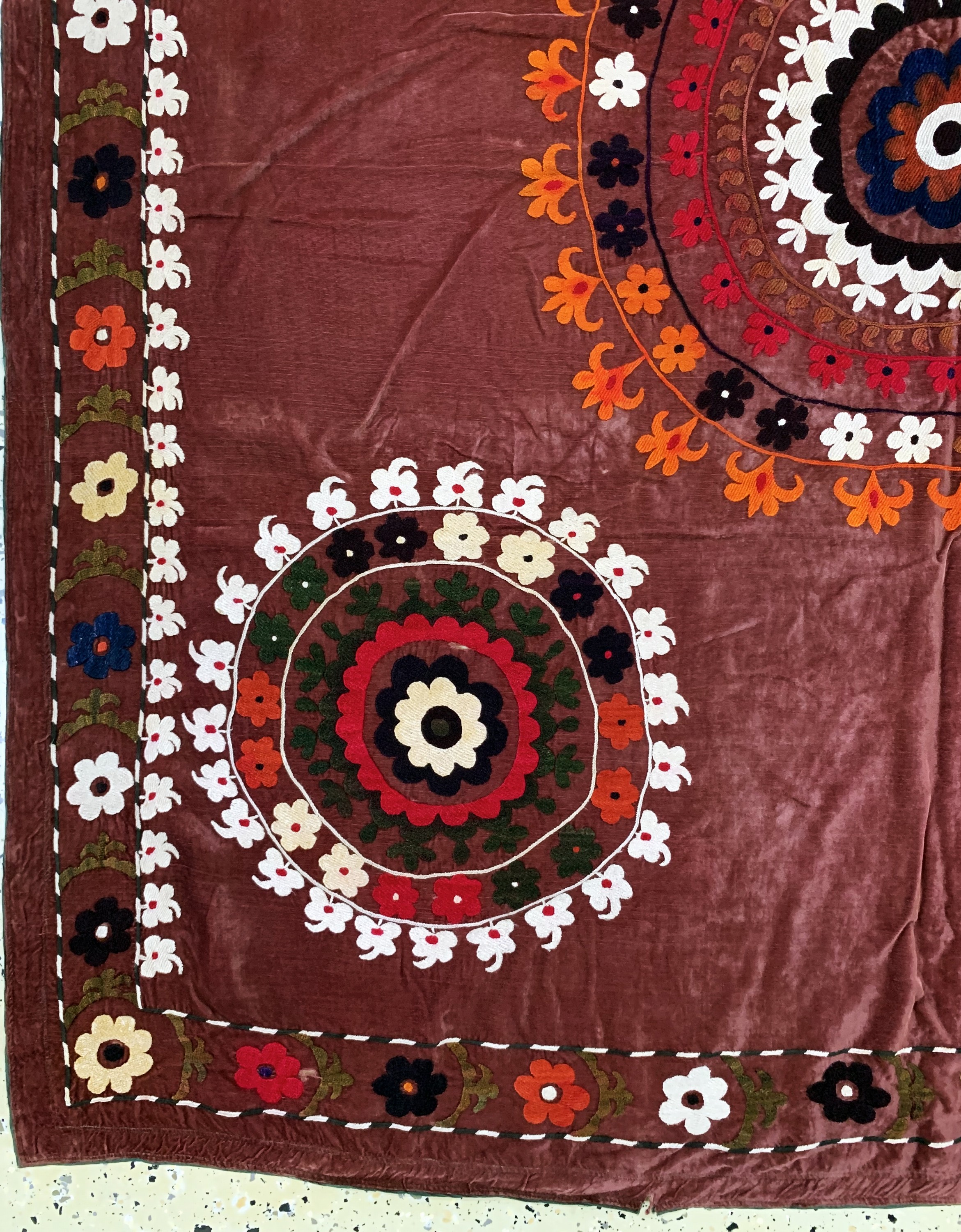 Detail c: Susani antik, Uzbekistan, um 1900, Seidenstickerei auf Samt, ca. 210 x 145 cm, EHZ: 2-3, (kleine Risse)