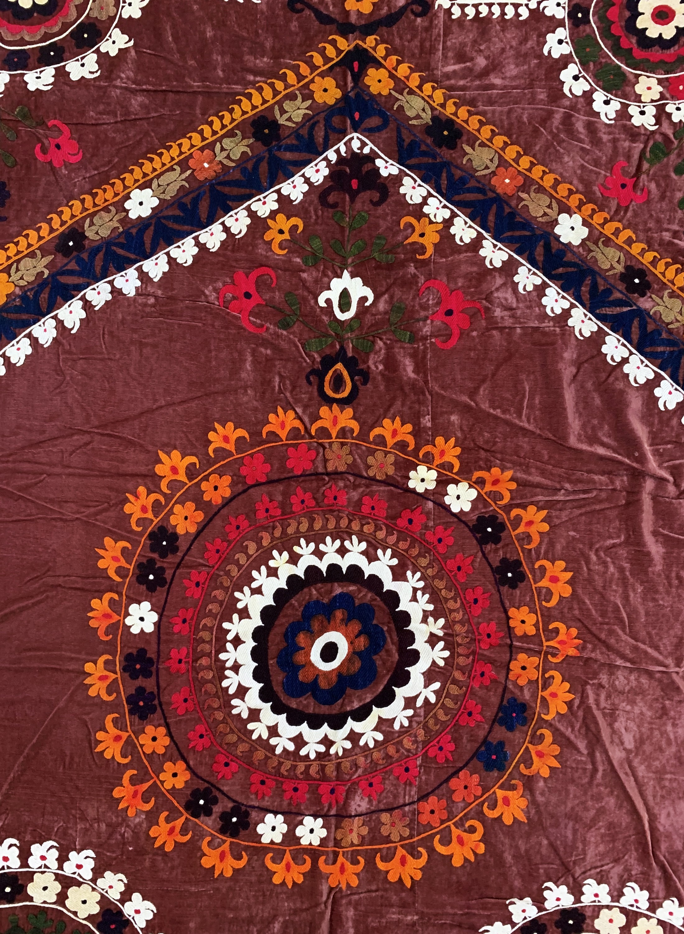 Detail d: Susani antik, Uzbekistan, um 1900, Seidenstickerei auf Samt, ca. 210 x 145 cm, EHZ: 2-3, (kleine Risse)