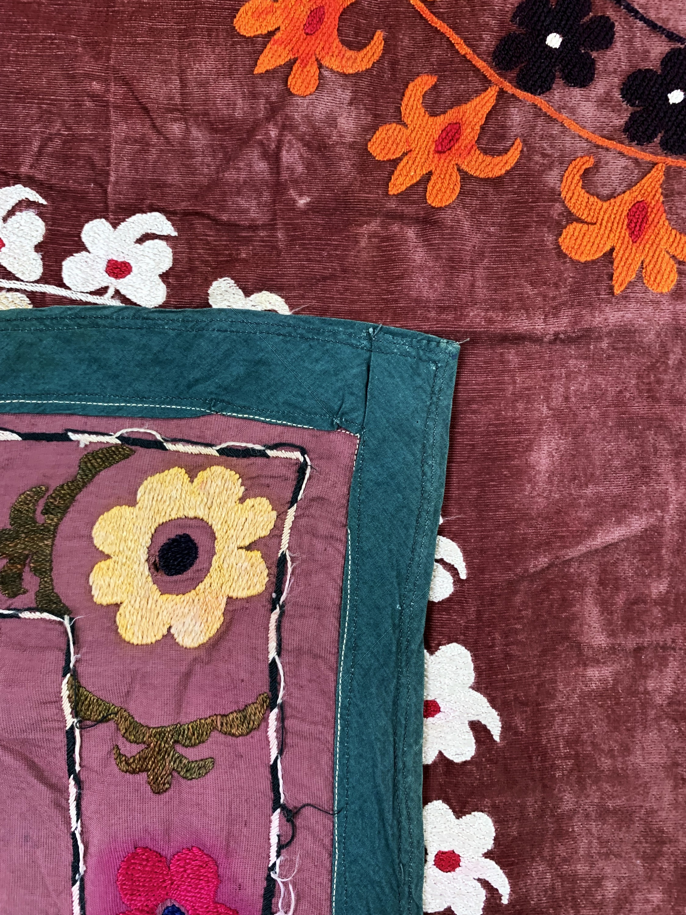 Detail e: Susani antik, Uzbekistan, um 1900, Seidenstickerei auf Samt, ca. 210 x 145 cm, EHZ: 2-3, (kleine Risse)