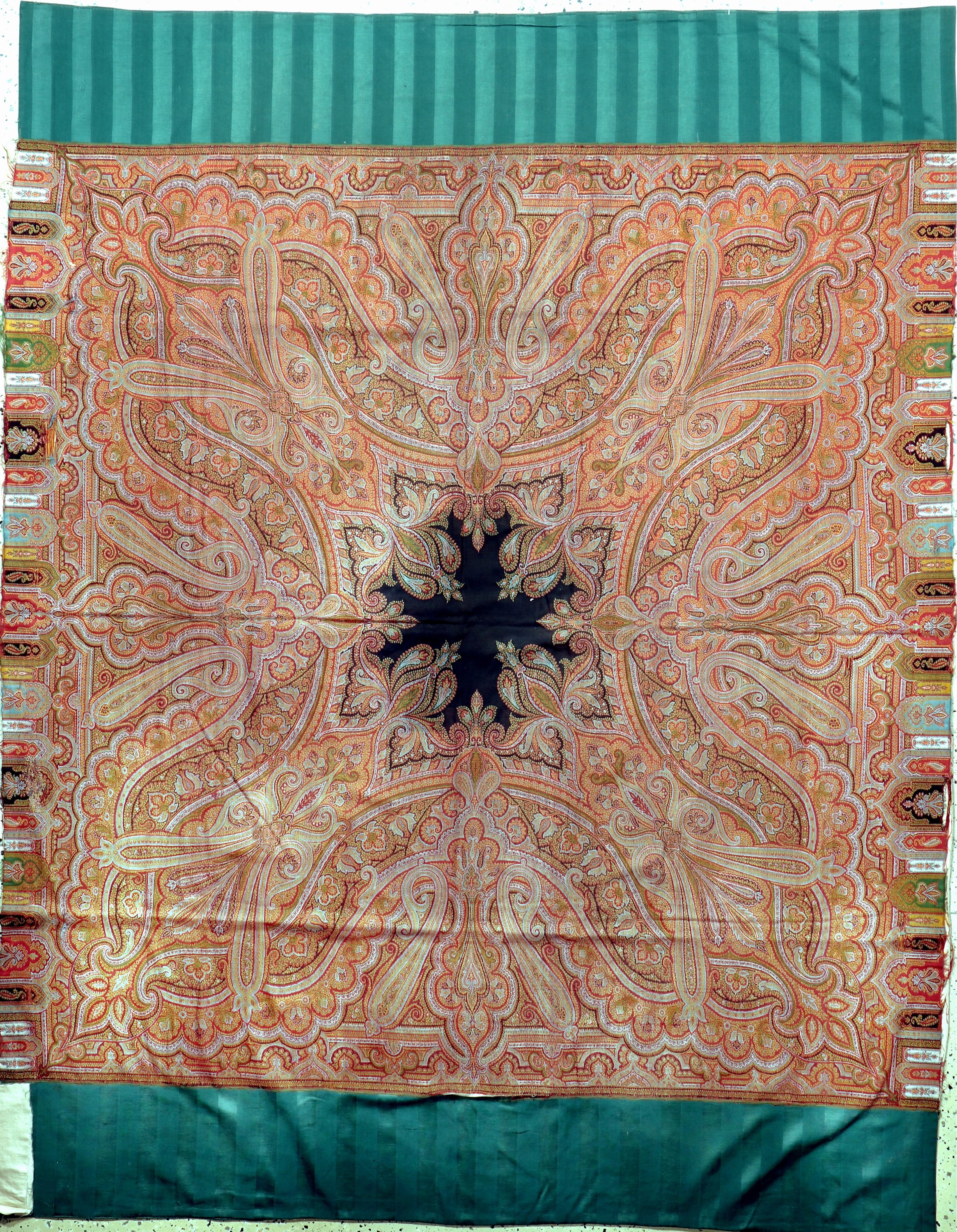 Kaschmir Schal, Indien, Anfang 20.Jhd, Wollstickerei, ca. 220 x 170 cm, geflickt, EHZ: 2(kleine Löcher)